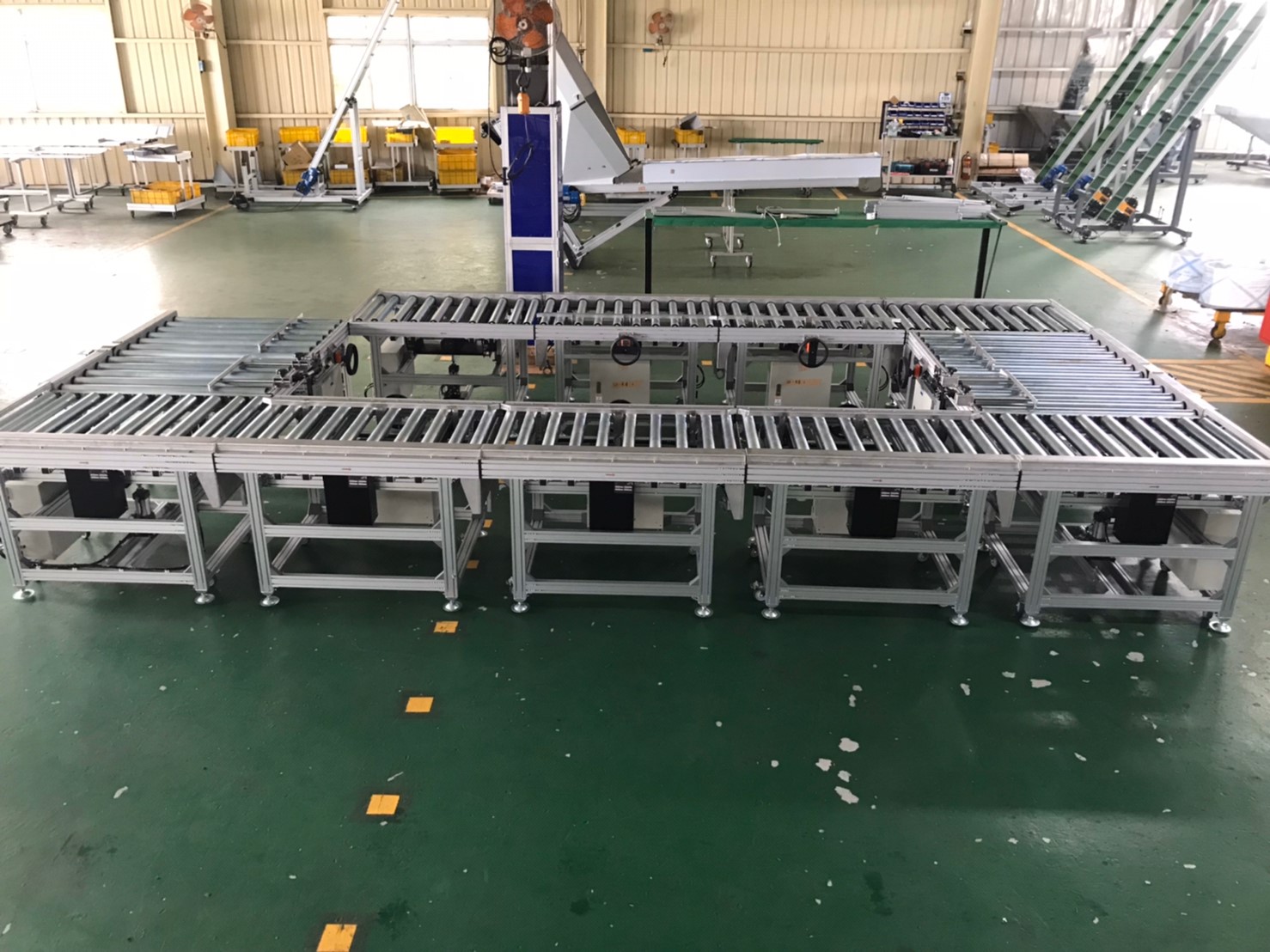 Folding power roller conveyor- APL CONVEYOR ENTERPRISE CO.,LTD