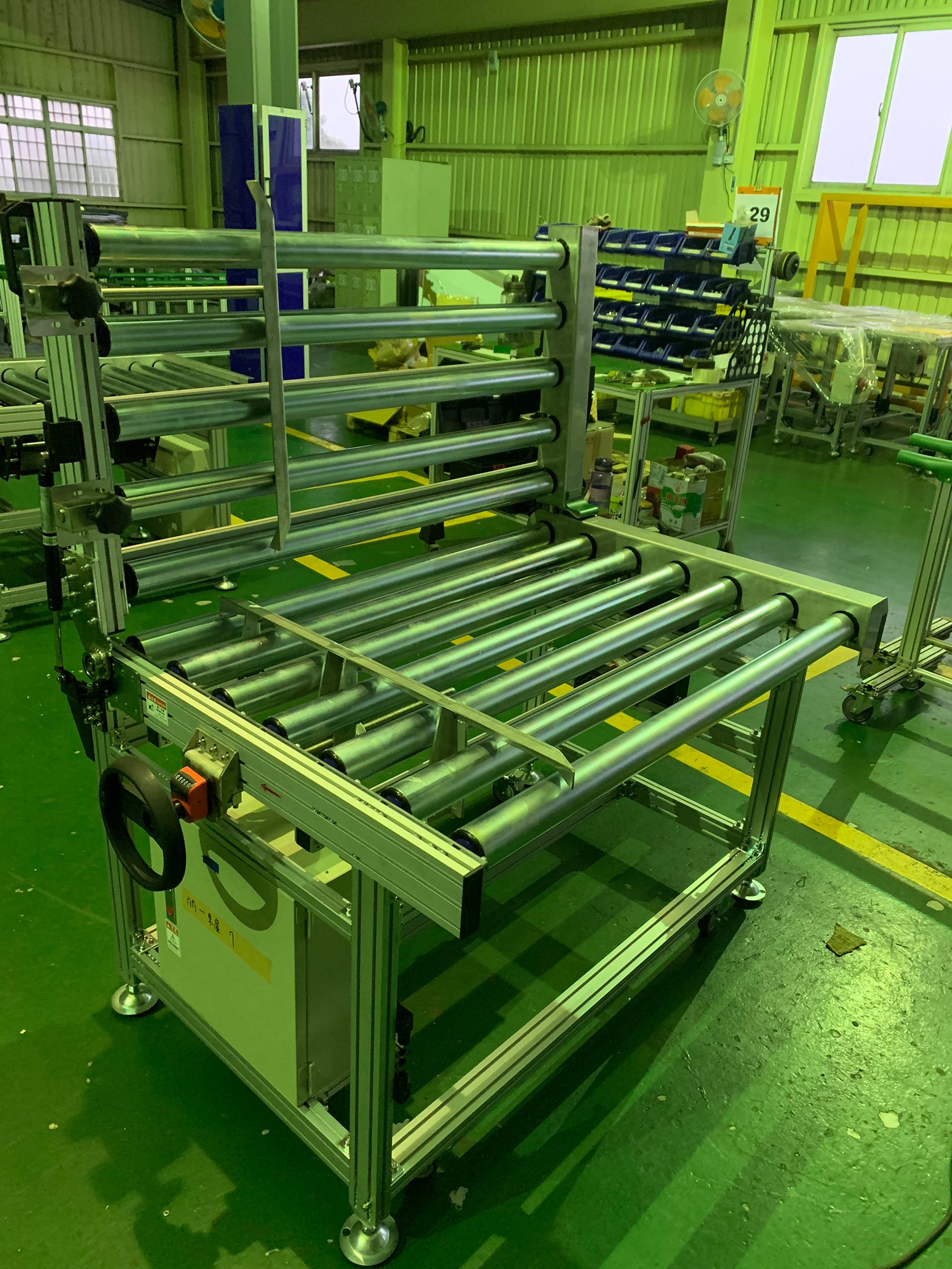 Folding power roller conveyor- APL CONVEYOR ENTERPRISE CO.,LTD