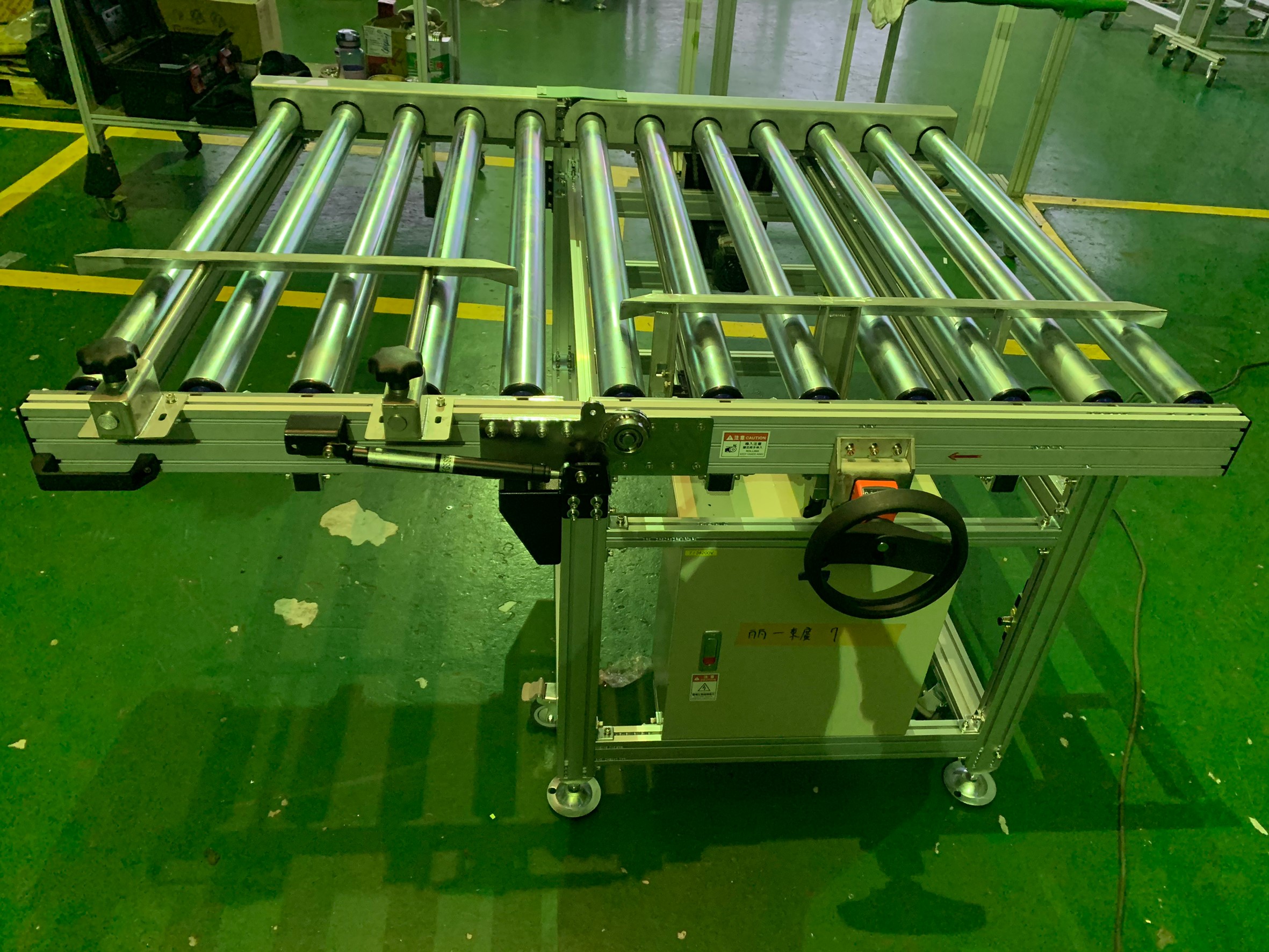 Folding power roller conveyor- APL CONVEYOR ENTERPRISE CO.,LTD
