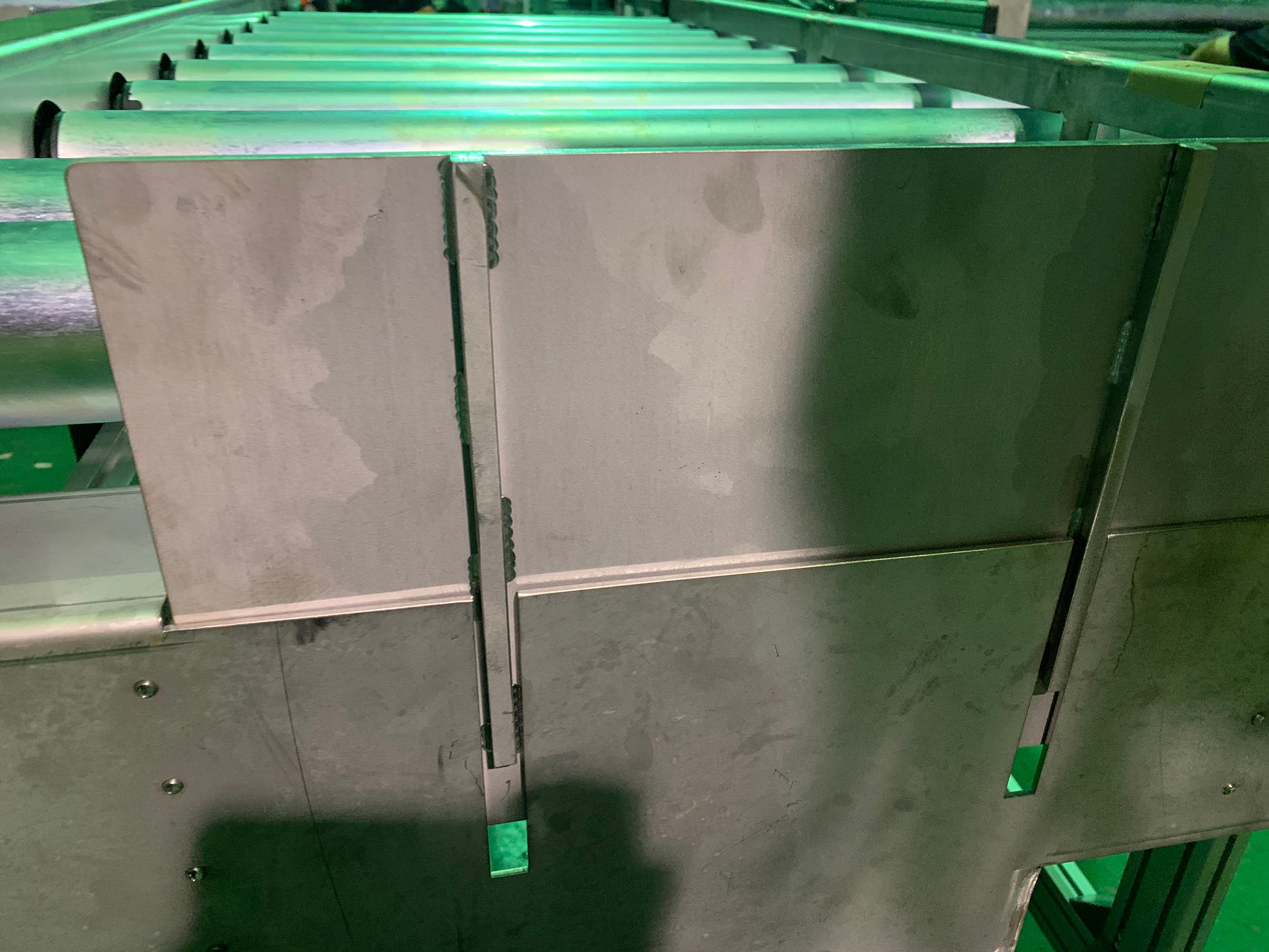 Folding power roller conveyor- APL CONVEYOR ENTERPRISE CO.,LTD