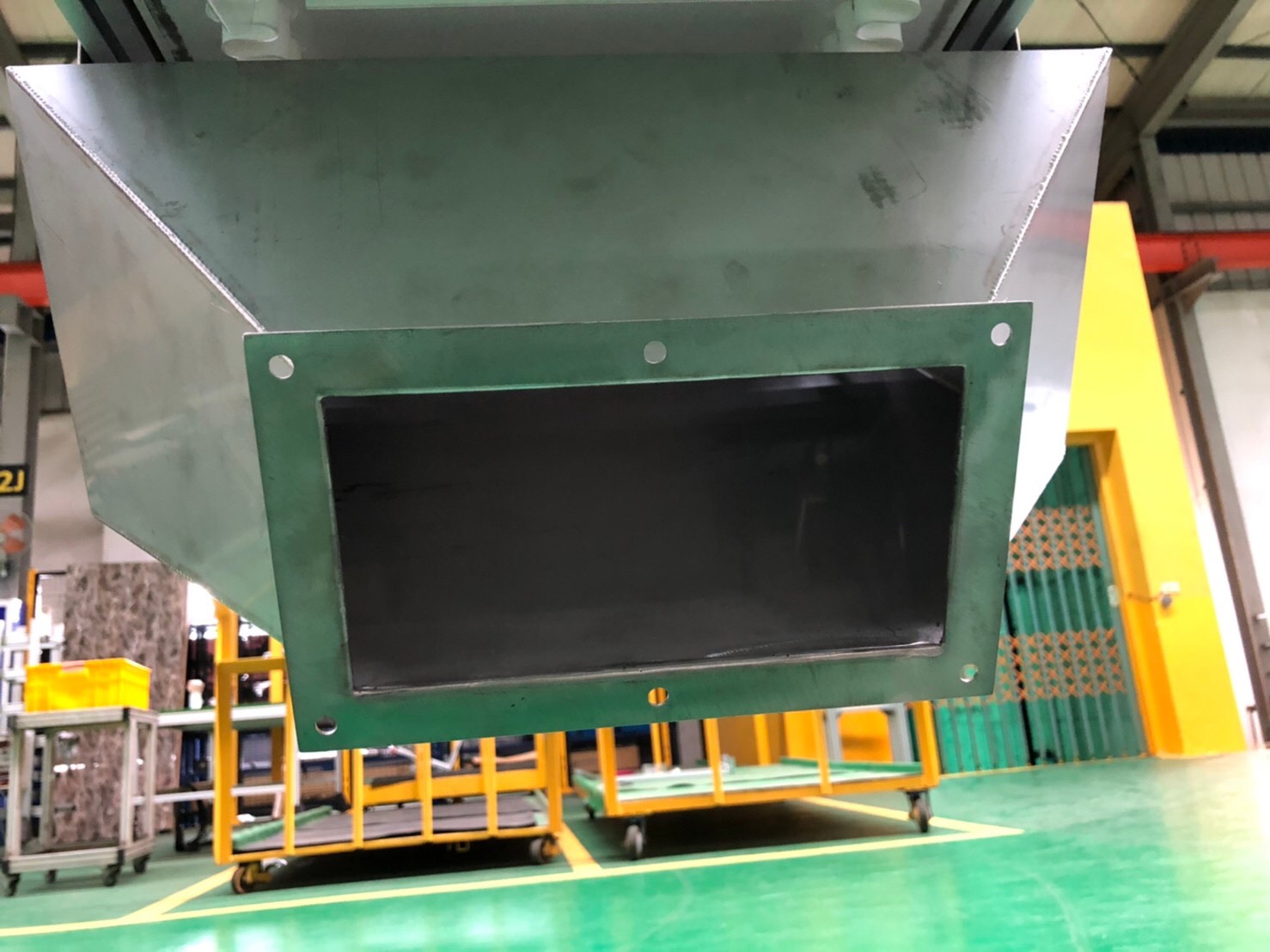 铝挤型爬坡式含料斗输送机--沅祐输送机自动化设备公司