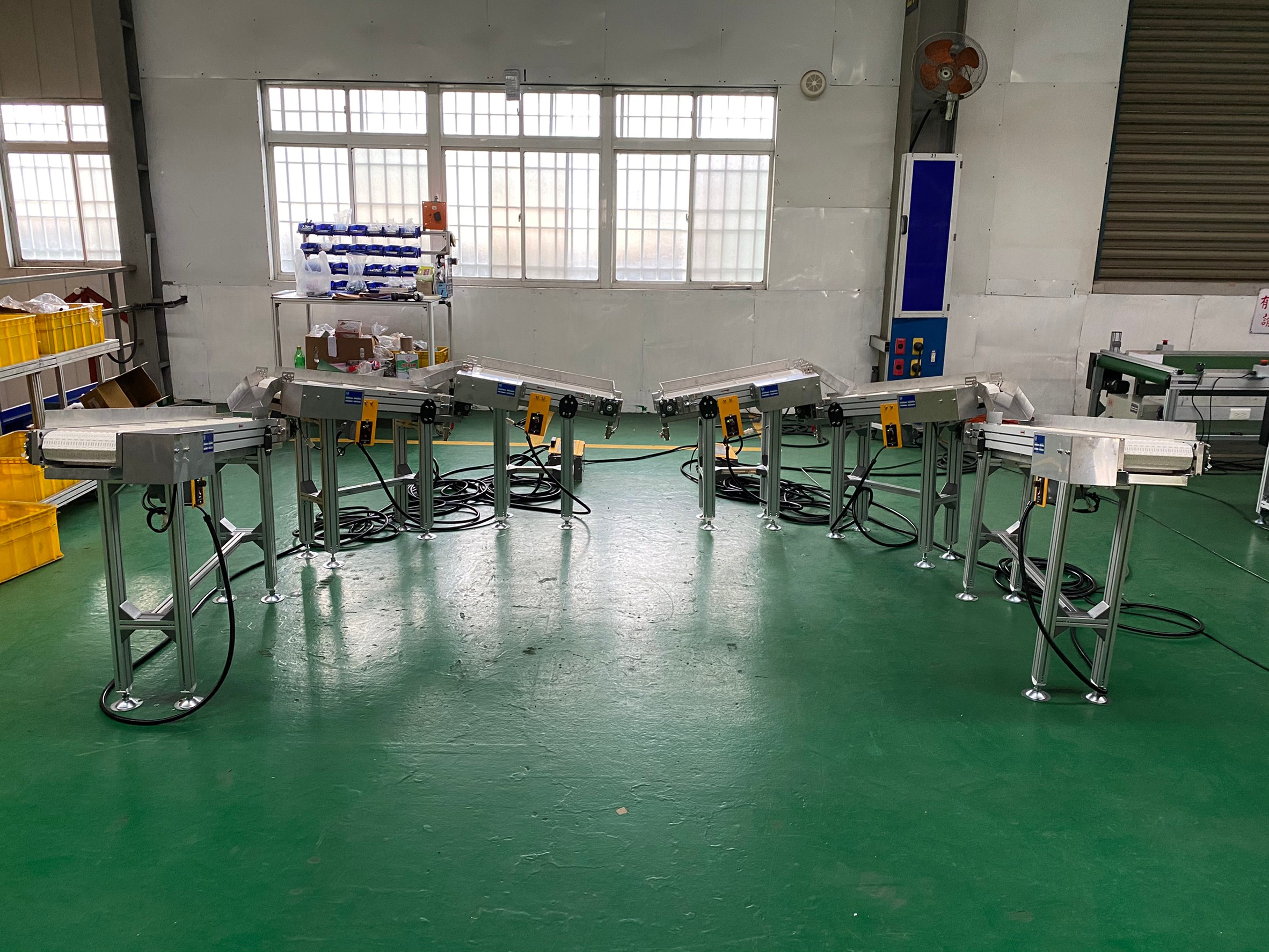 鋁擠型塑板爬坡式輸送機-沅祐輸送機自動化設備公司