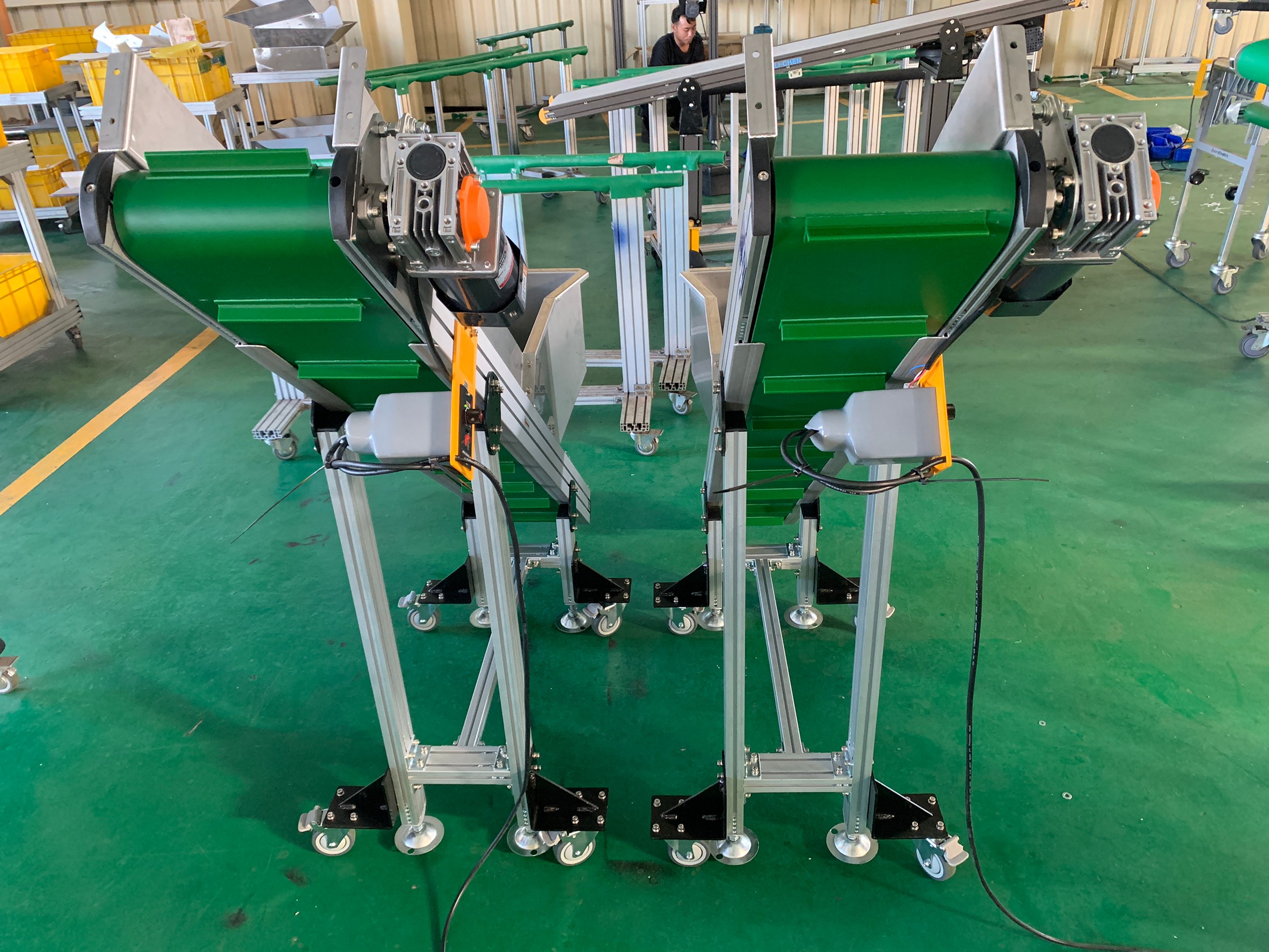 鋁擠型皮帶爬坡式輸送機-沅祐輸送機自動化設備公司