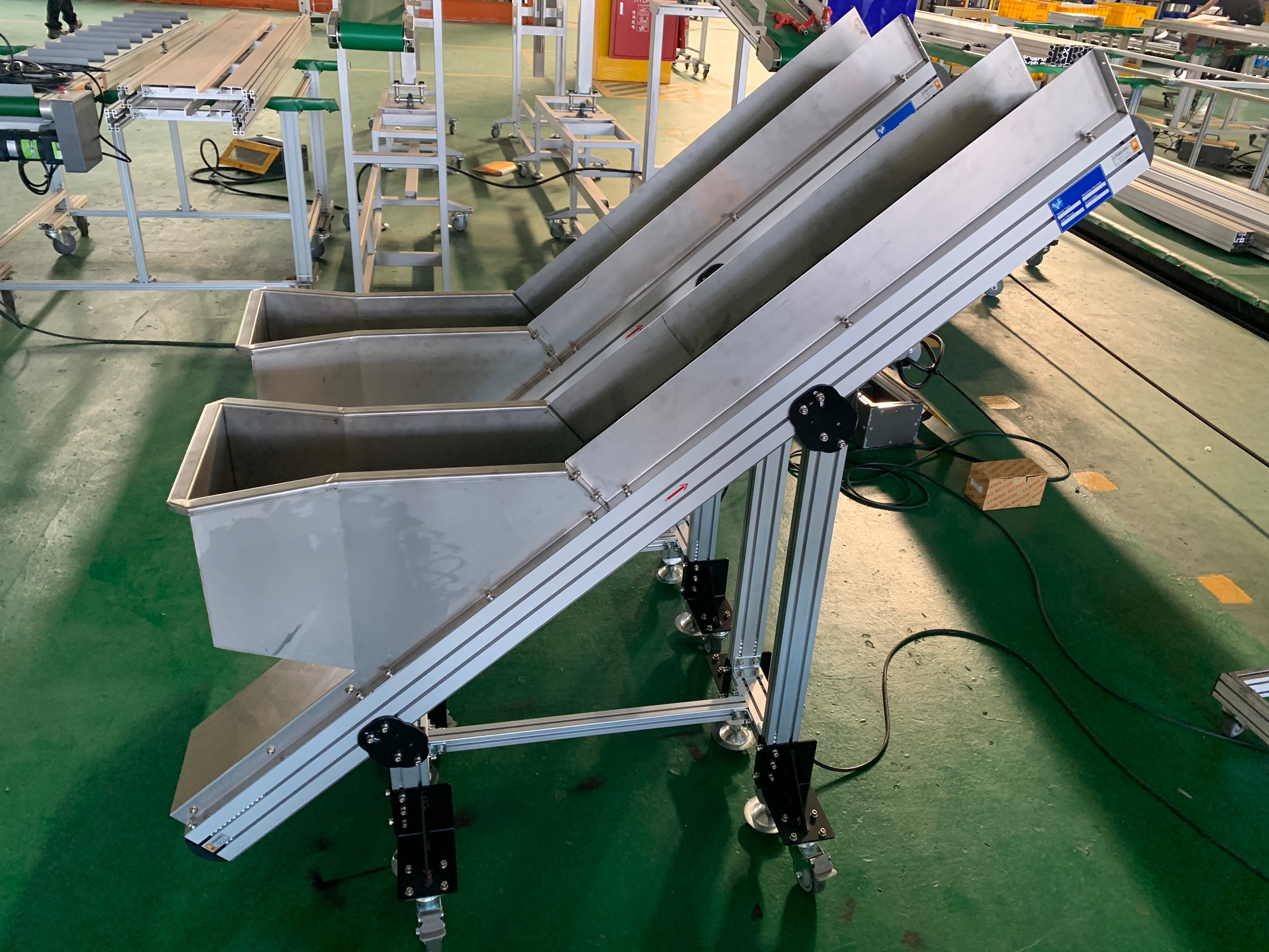 鋁擠型皮帶爬坡式輸送機-沅祐輸送機自動化設備公司