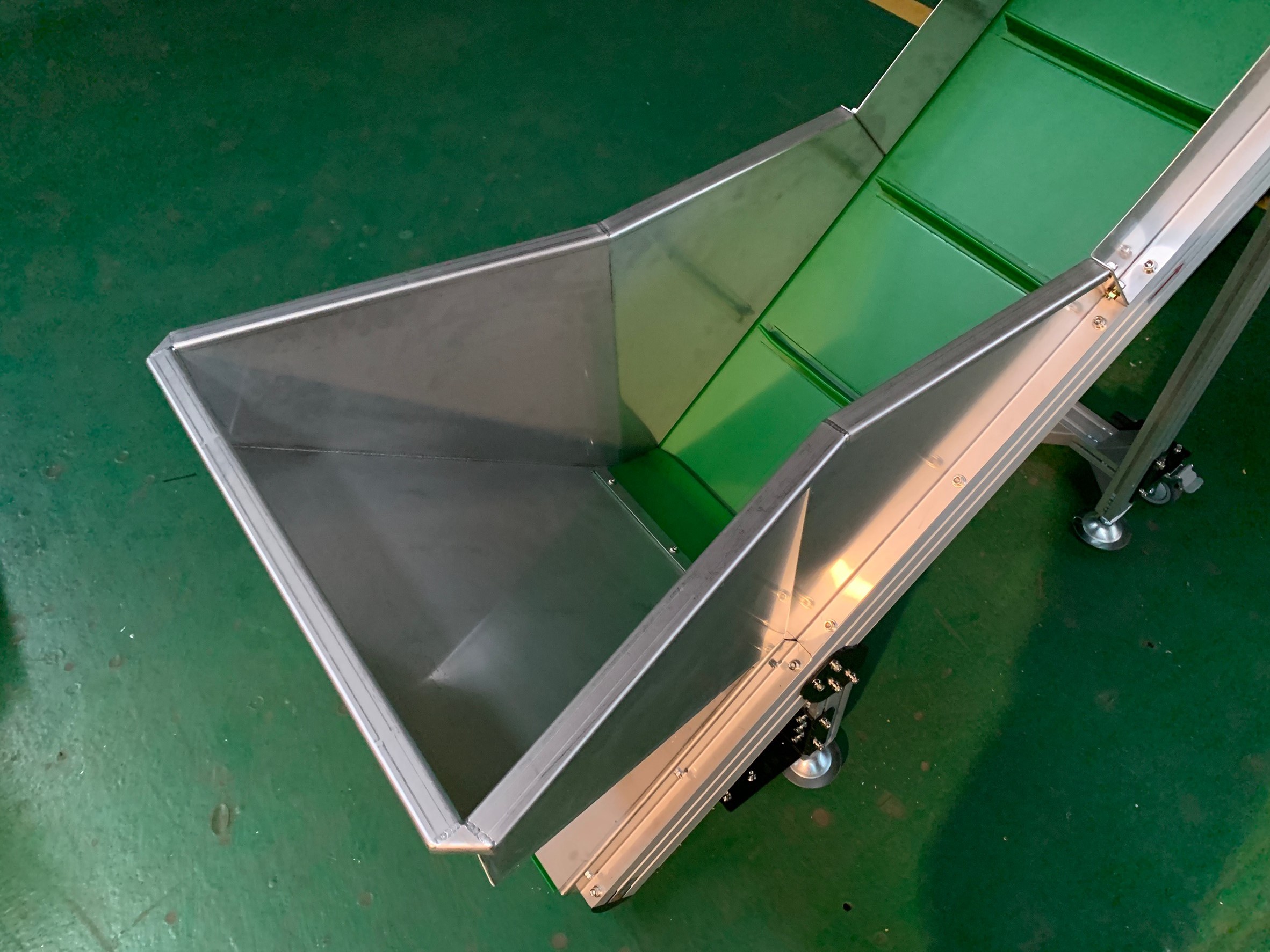 鋁擠型皮帶爬坡式輸送機-沅祐輸送機自動化設備公司