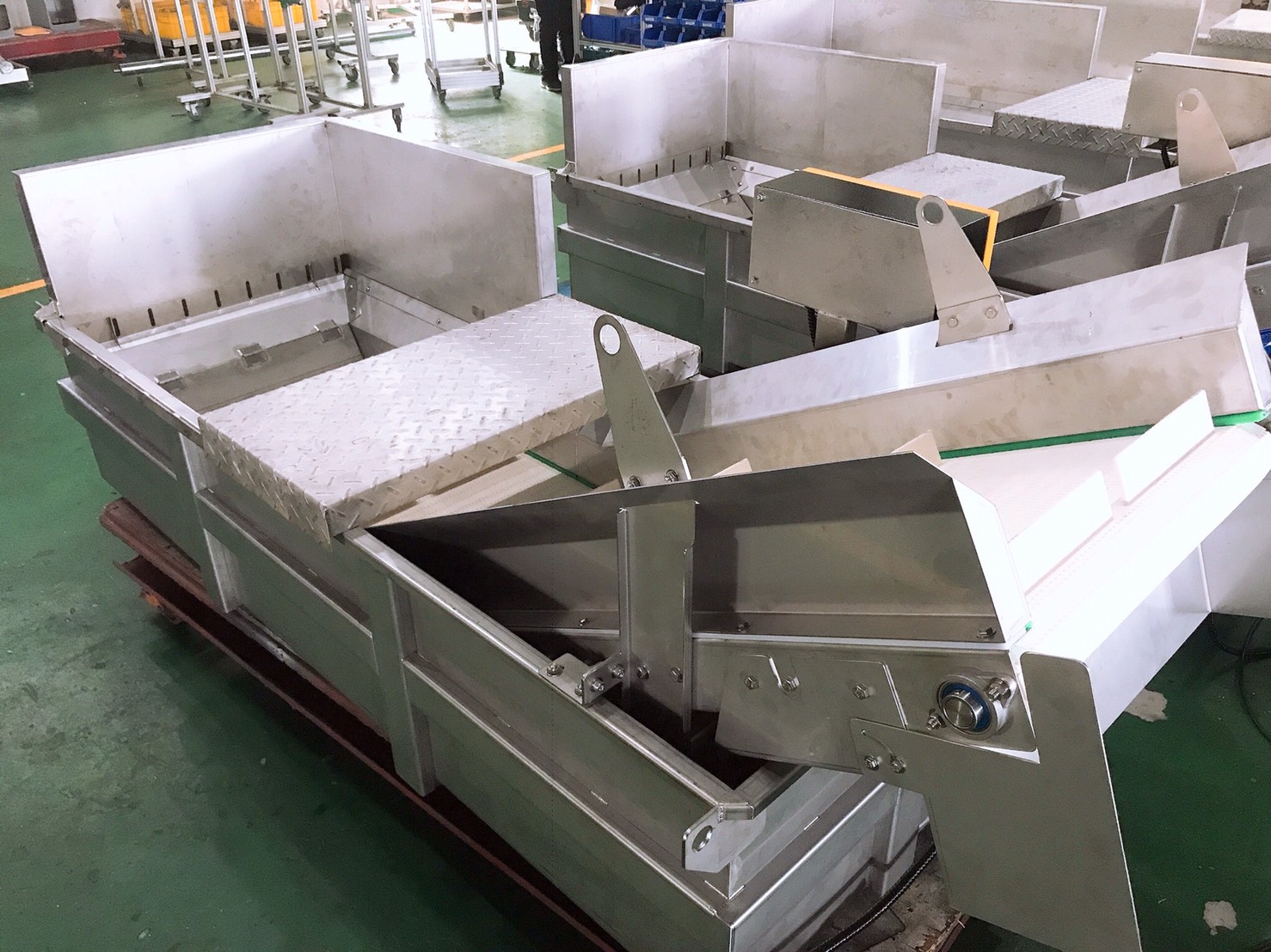 不銹鋼型塑板帶浸水式鵝頸輸送機-沅祐輸送機自動化設備公司