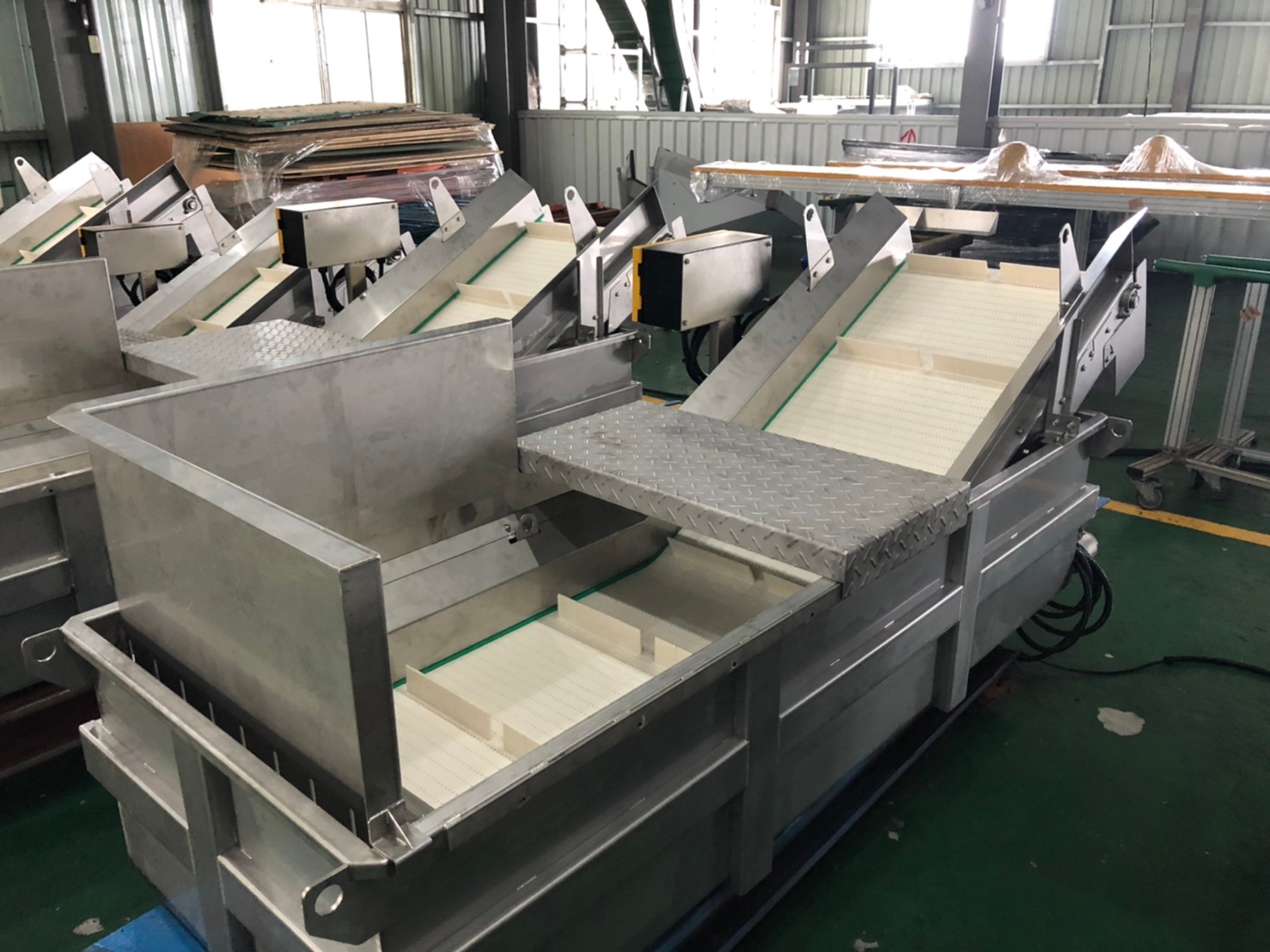 不銹鋼型塑板帶浸水式鵝頸輸送機-沅祐輸送機自動化設備公司