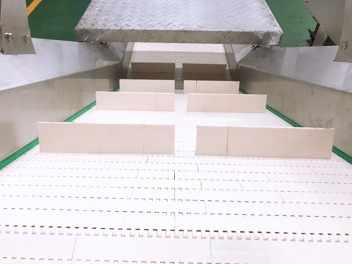 不銹鋼型塑板帶浸水式鵝頸輸送機-沅祐輸送機自動化設備公司