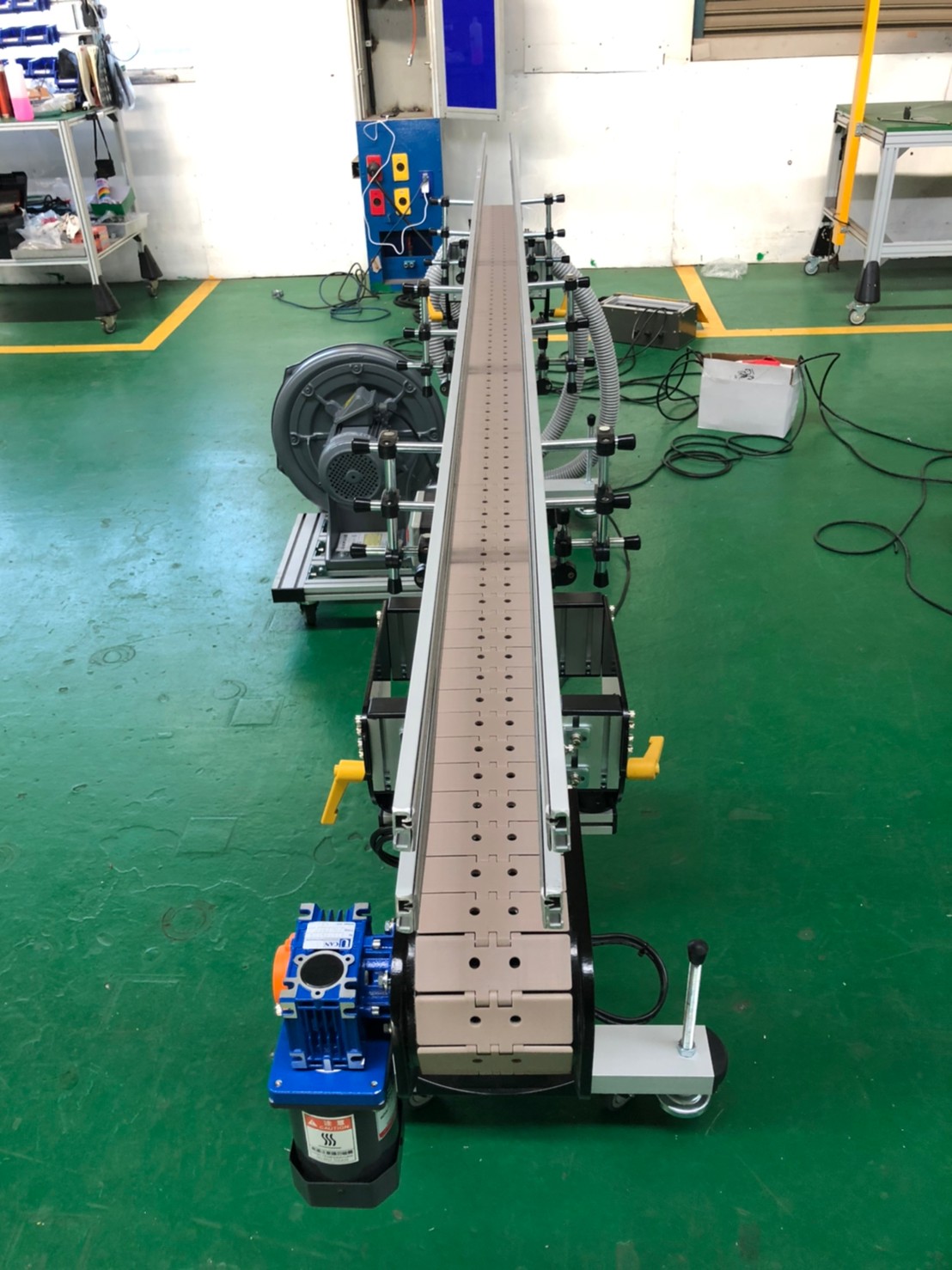 鋁擠型吸風式塑膠頂板帶輸送機-沅祐輸送機自動化設備公司