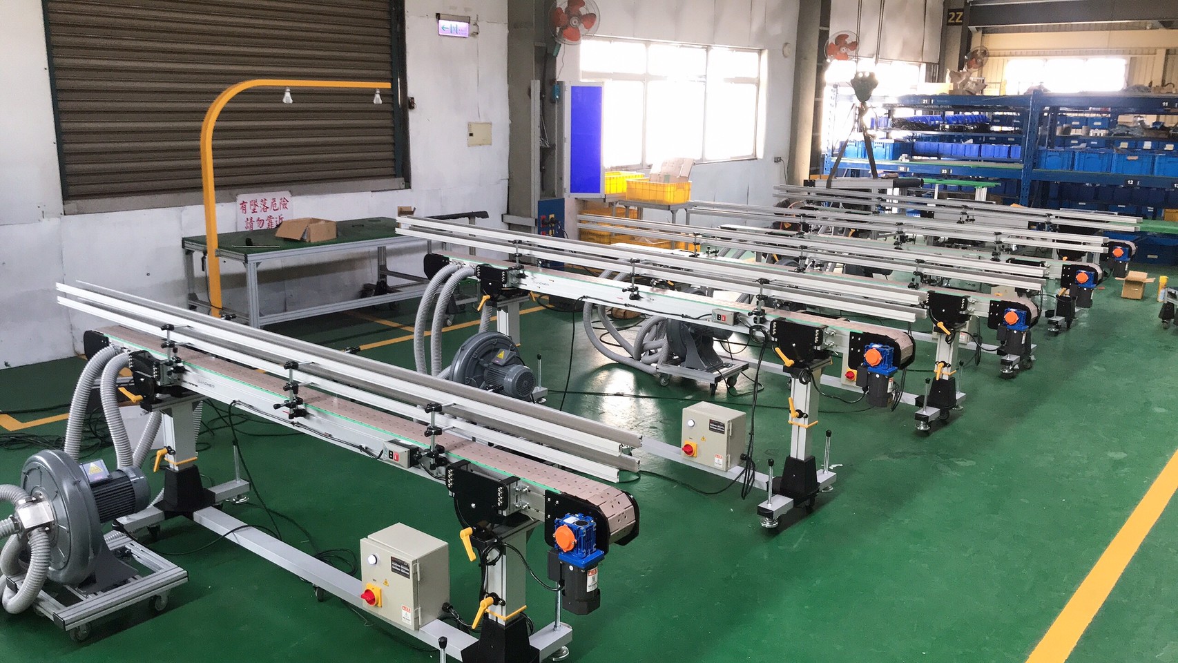 鋁擠型吸風式塑膠頂板帶輸送機-沅祐輸送機自動化設備公司