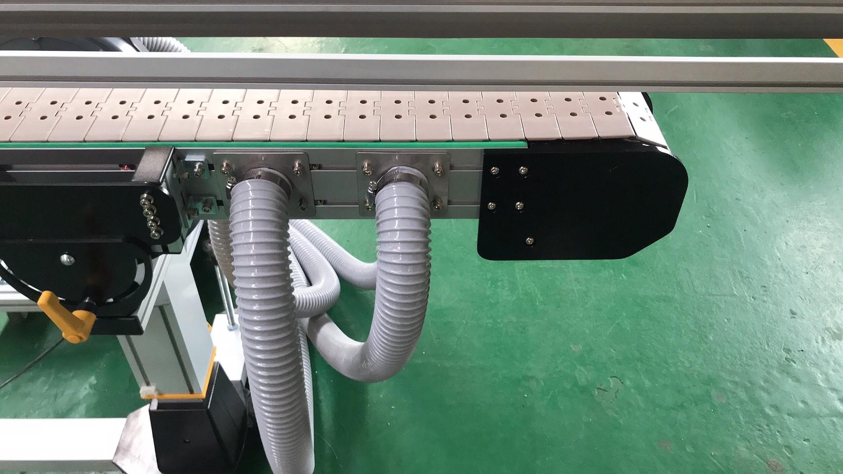 鋁擠型吸風式塑膠頂板帶輸送機-沅祐輸送機自動化設備公司