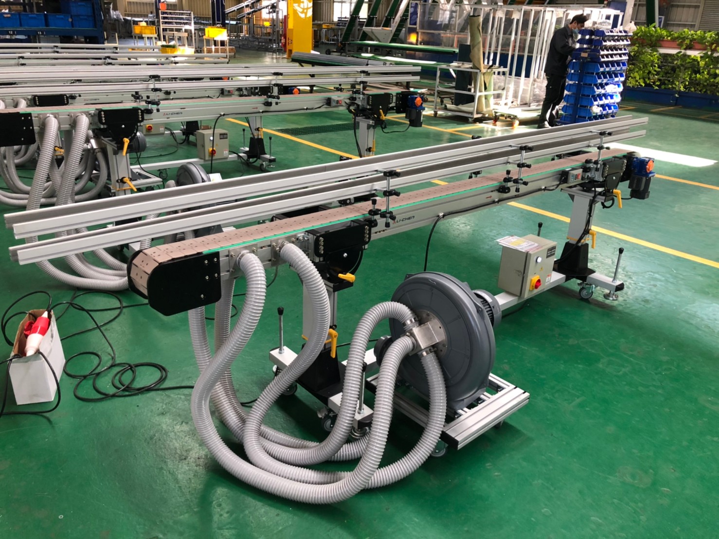 鋁擠型吸風式塑膠頂板帶輸送機-沅祐輸送機自動化設備公司