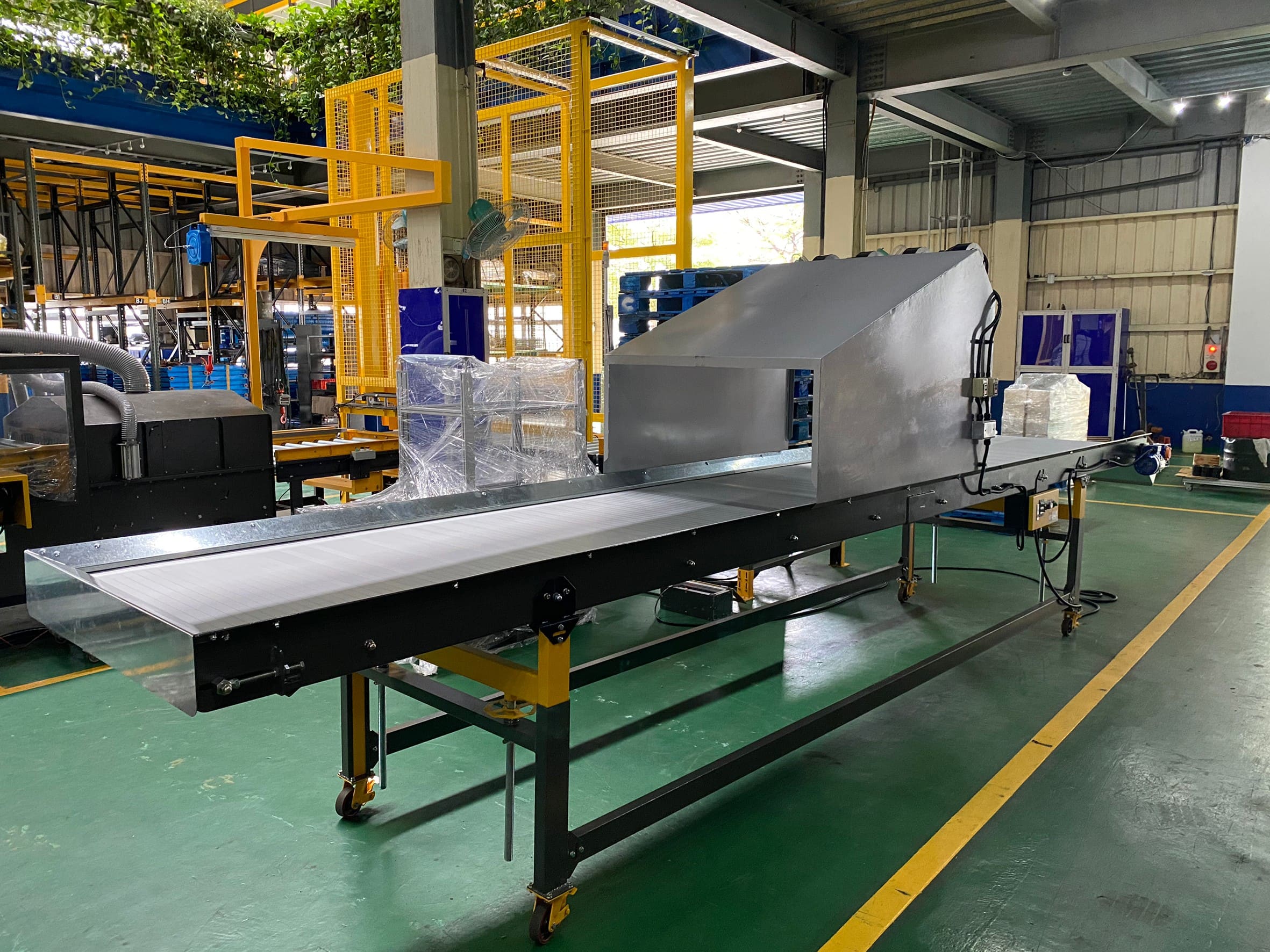 鋼板型鋁板履帶平面輸送機-沅祐輸送機自動化設備公司