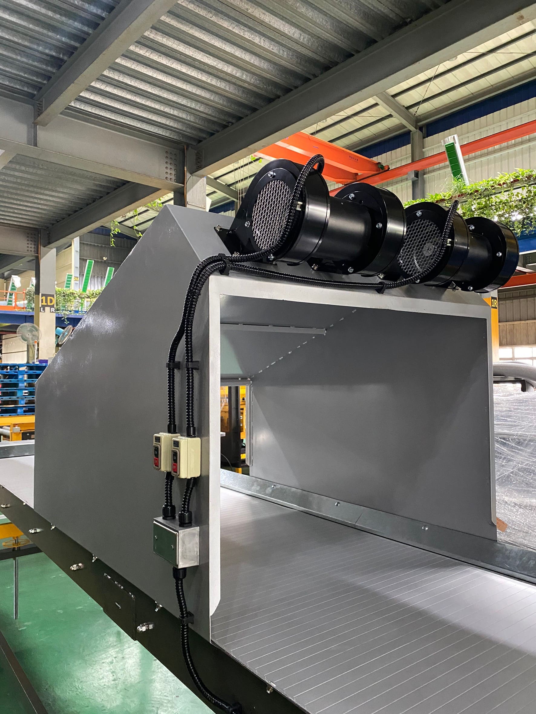 鋼板型鋁板履帶平面輸送機-沅祐輸送機自動化設備公司