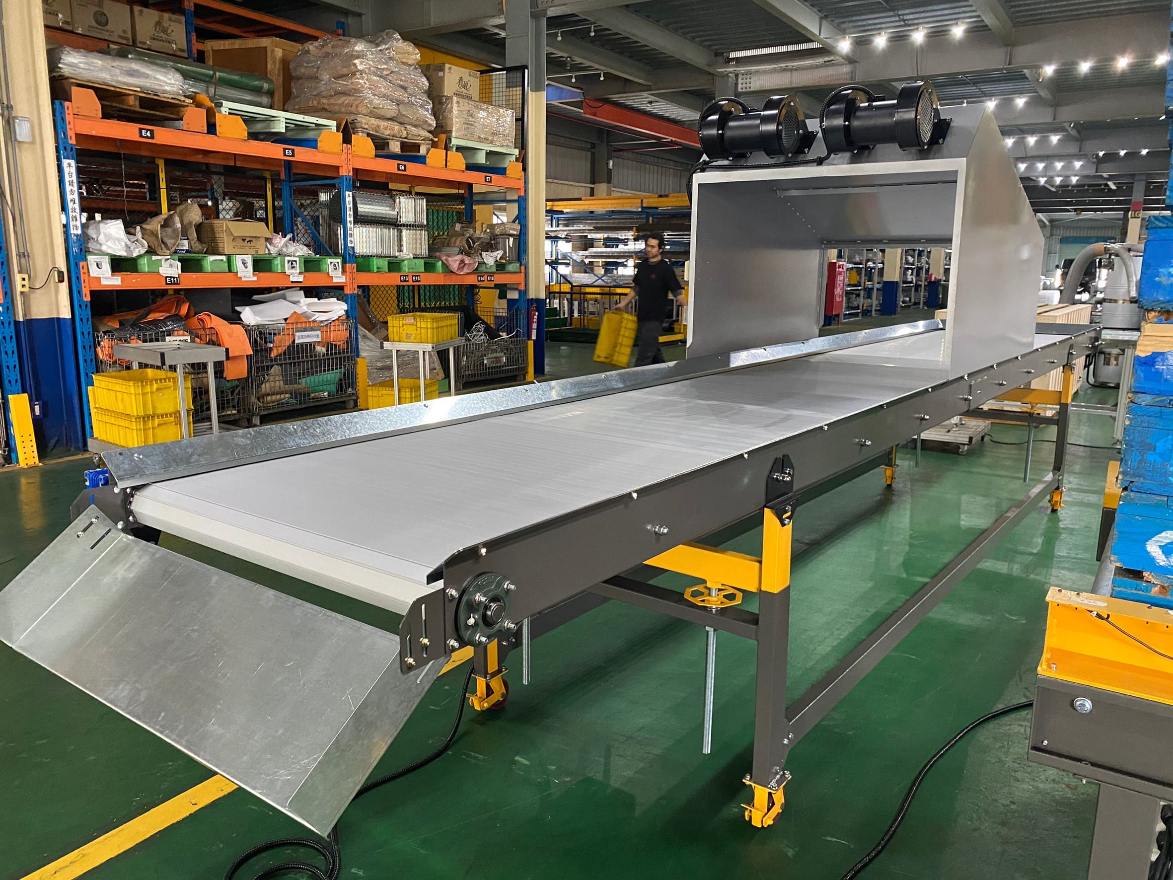 鋼板型鋁板履帶平面輸送機-沅祐輸送機自動化設備公司