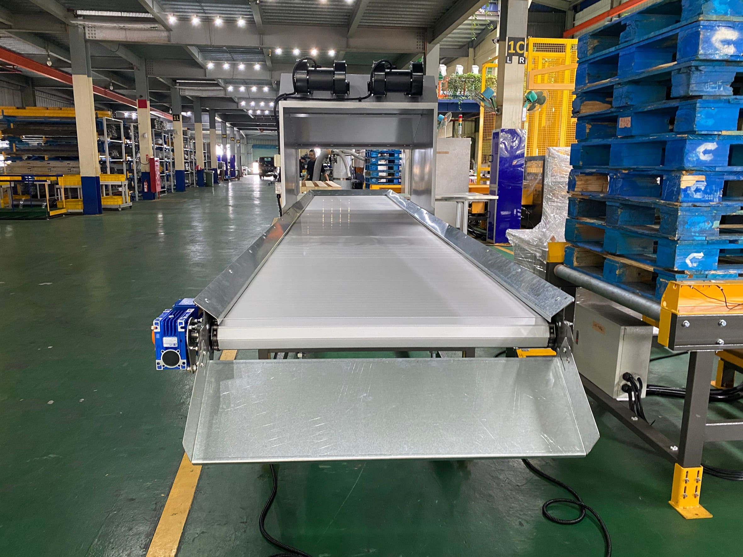 鋼板型鋁板履帶平面輸送機-沅祐輸送機自動化設備公司