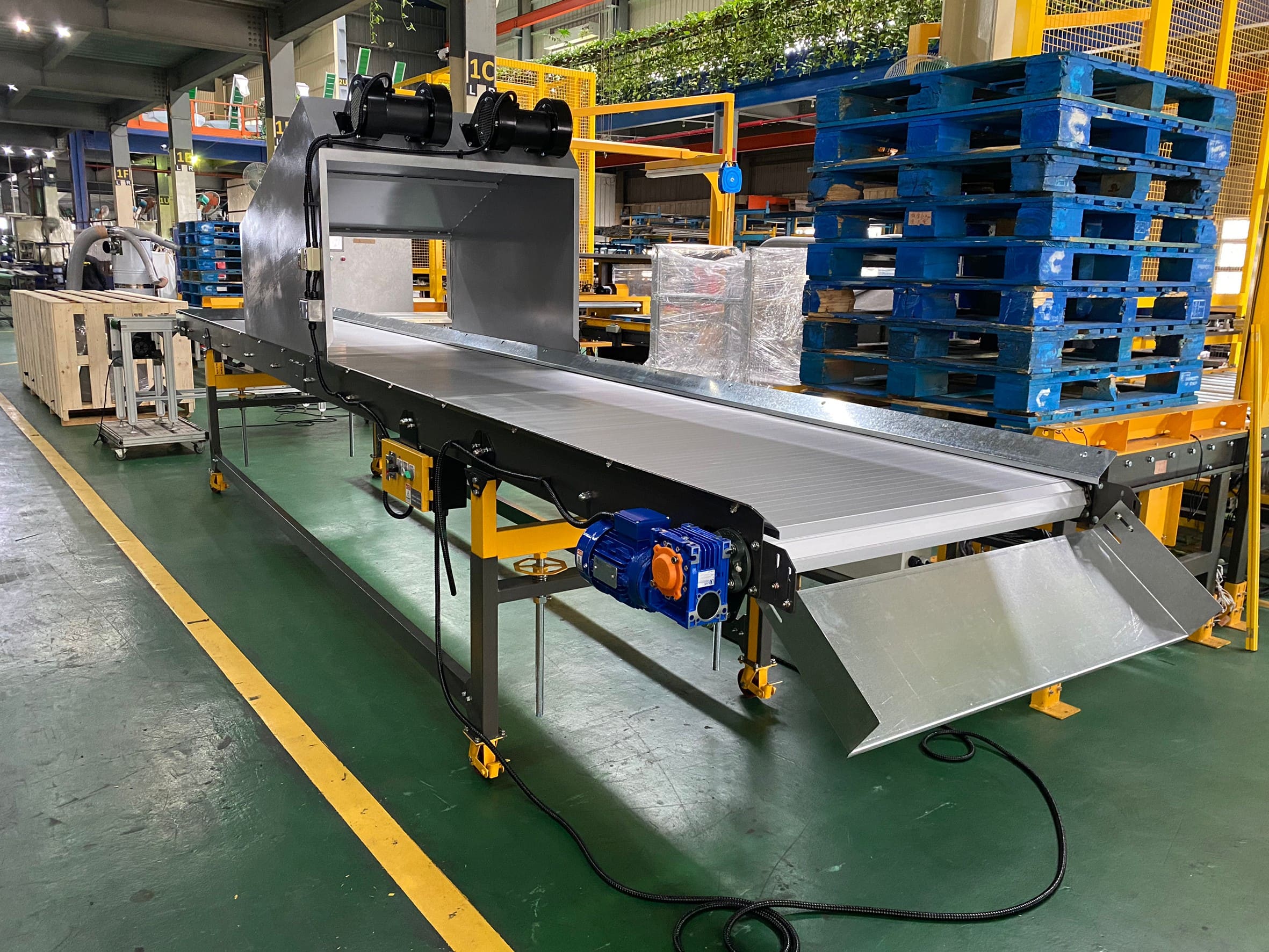 鋼板型鋁板履帶平面輸送機-沅祐輸送機自動化設備公司