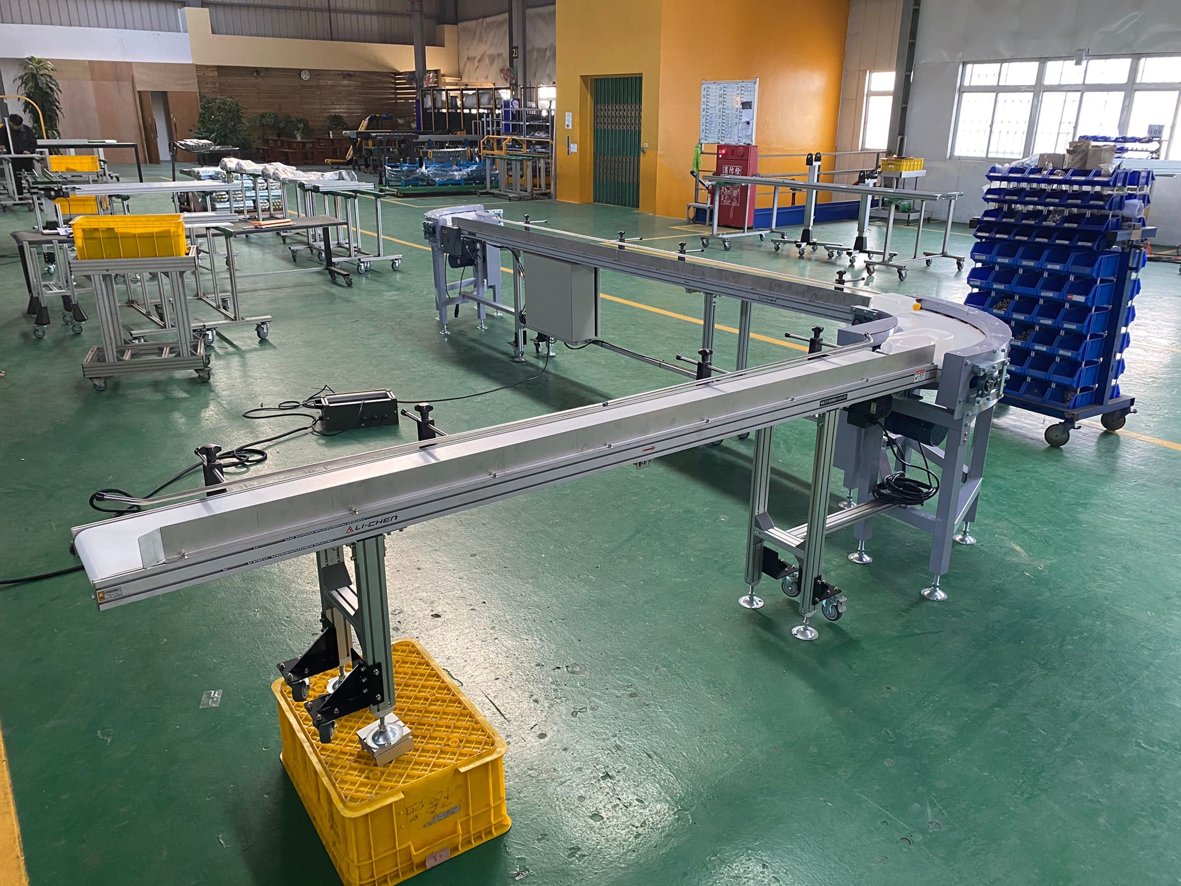 90度鋼板型皮帶式轉彎輸送機-沅祐輸送機自動化設備公司