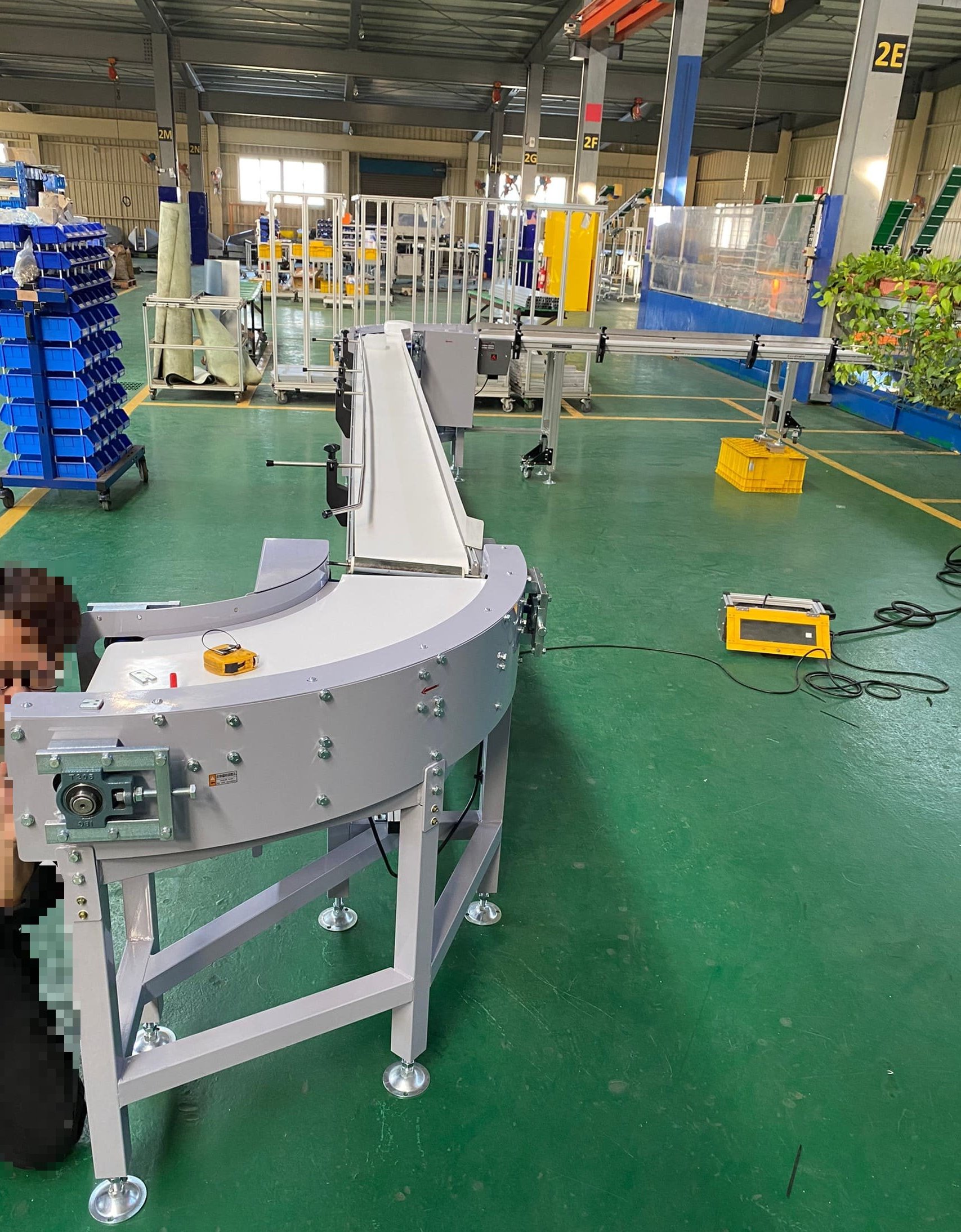 90度鋼板型皮帶式轉彎輸送機-沅祐輸送機自動化設備公司