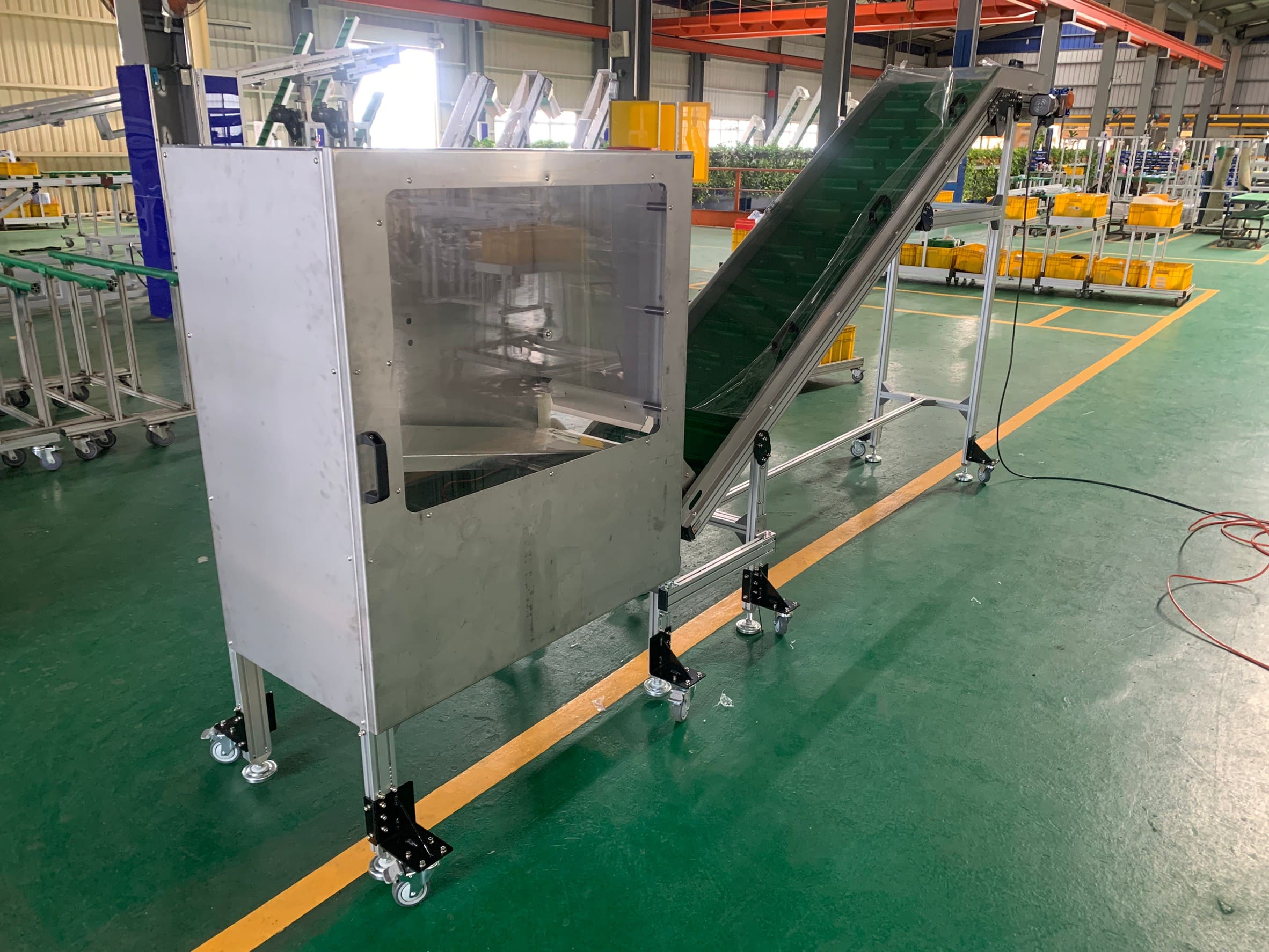 鋁擠型皮帶鵝首式輸送機與瓶胚置料箱-沅祐輸送機自動化設備公司