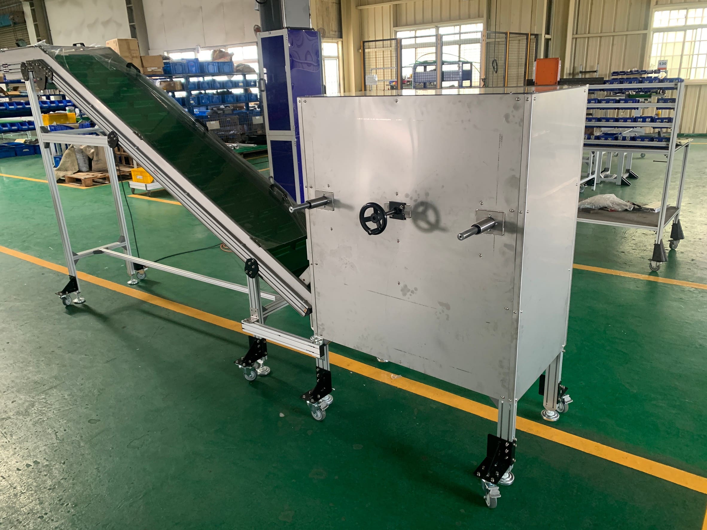 鋁擠型皮帶鵝首式輸送機與瓶胚置料箱-沅祐輸送機自動化設備公司