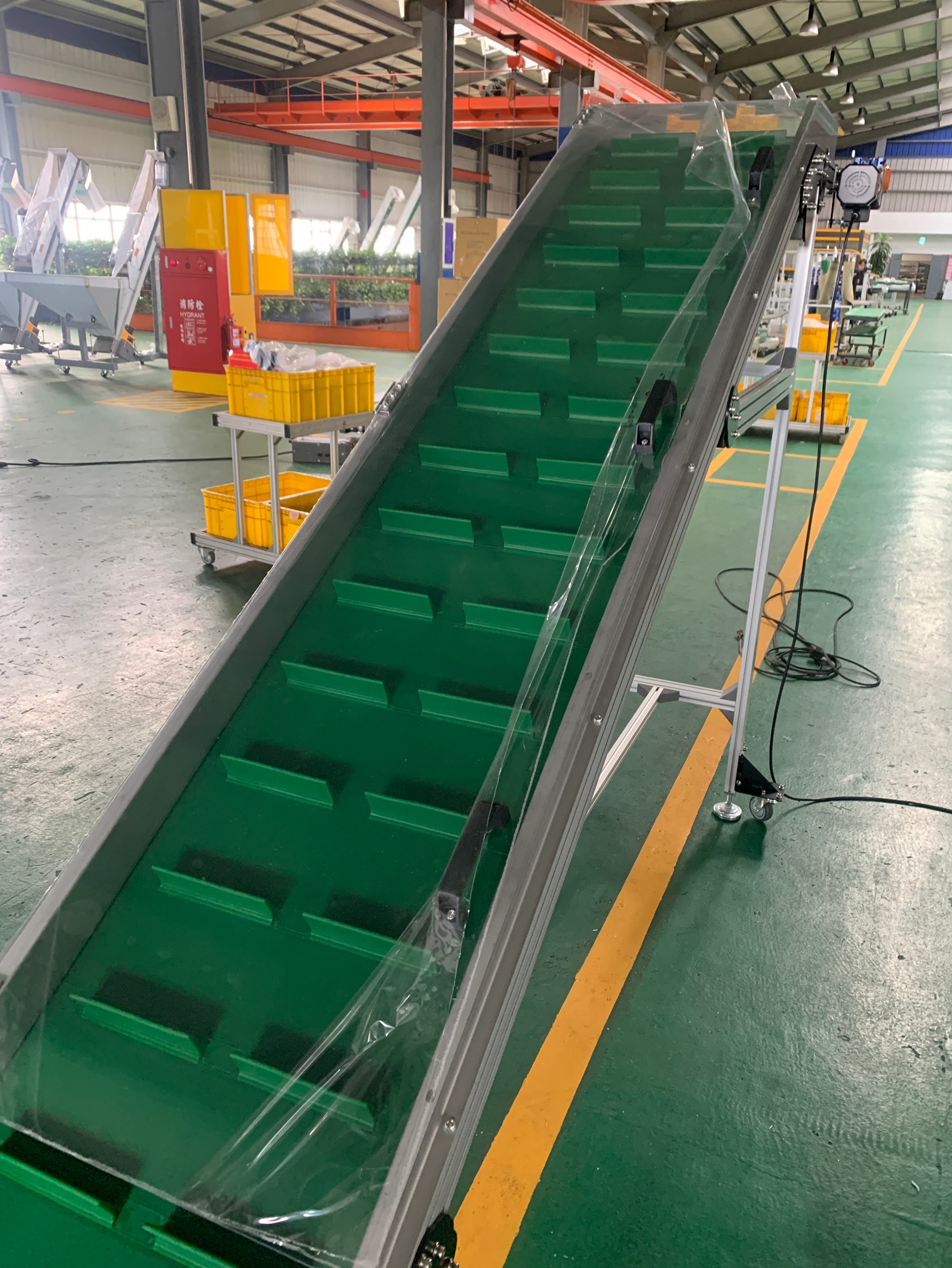 鋁擠型皮帶鵝首式輸送機與瓶胚置料箱-沅祐輸送機自動化設備公司