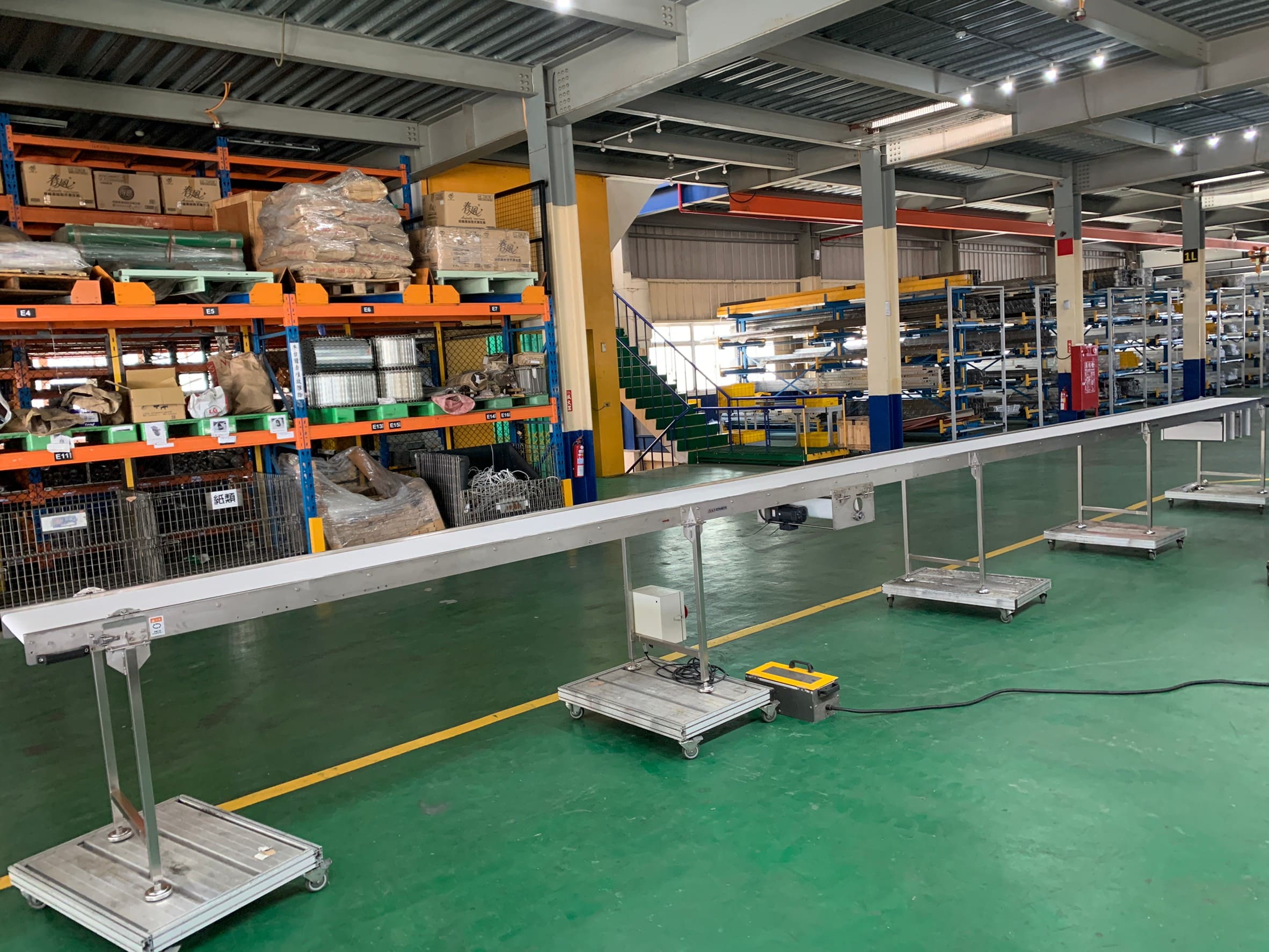 不鏽鋼皮帶平面雙刀口式輸送機-沅祐輸送機自動化設備公司