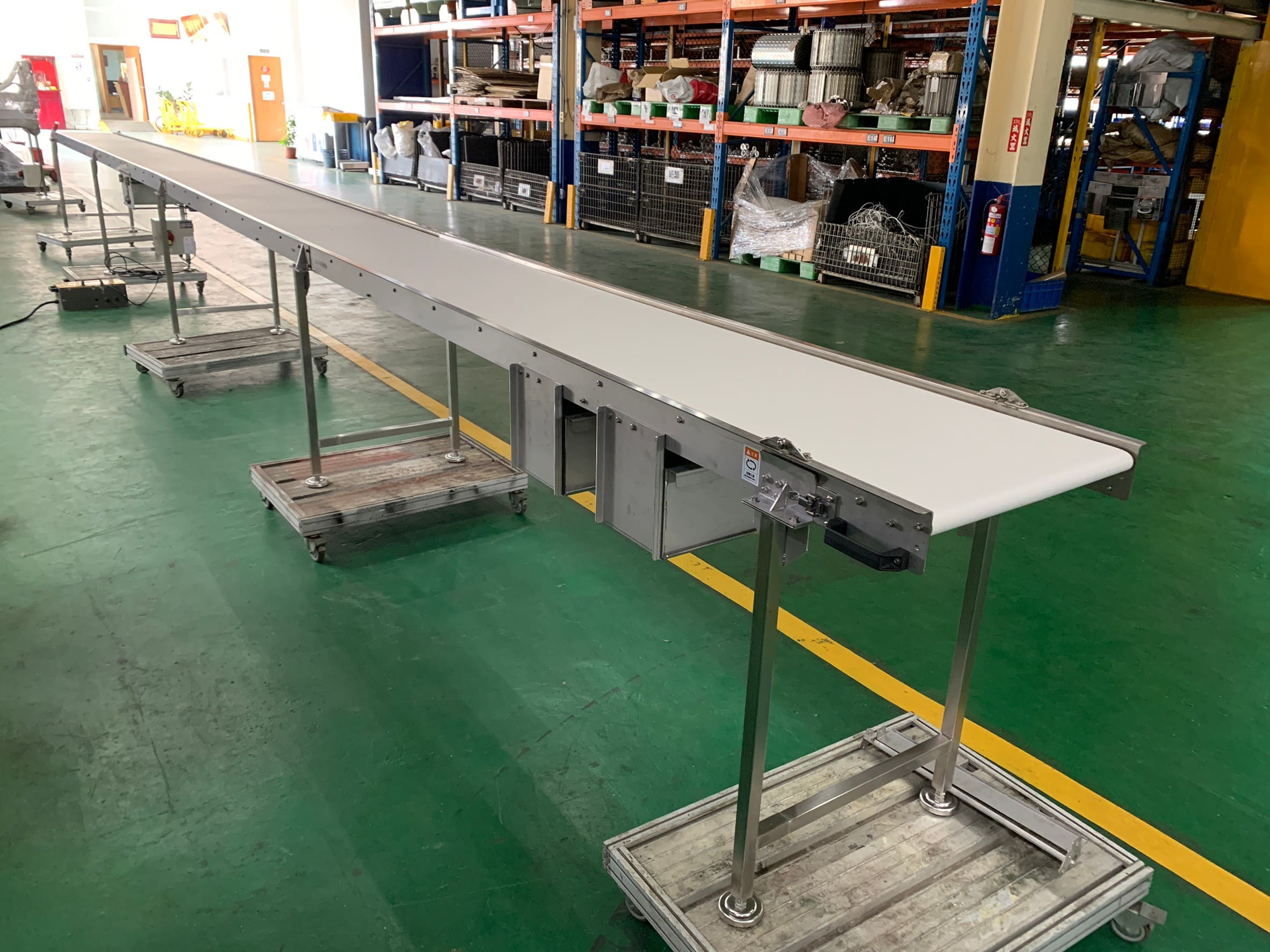 不鏽鋼皮帶平面雙刀口式輸送機-沅祐輸送機自動化設備公司