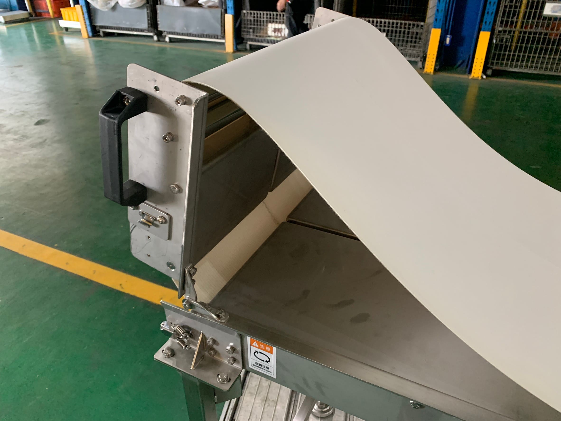 不鏽鋼皮帶平面雙刀口式輸送機-沅祐輸送機自動化設備公司