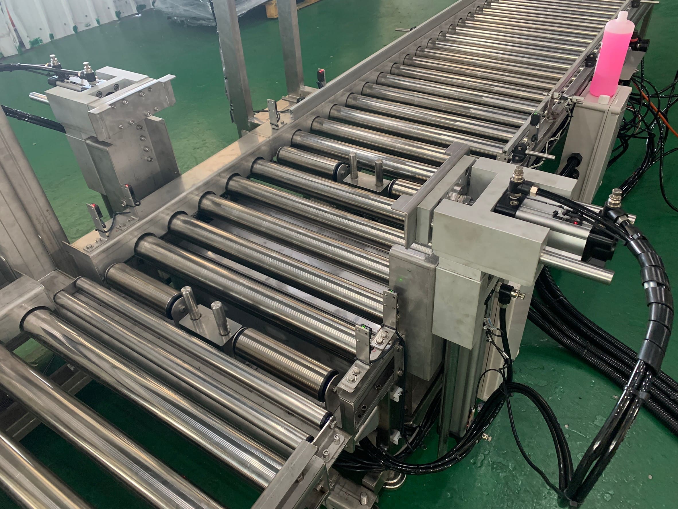 Stainless powered roller conveyor - APL Conveyor Automatic Equipment Co., Ltd. Stainless powered roller conveyor - APL Conveyor Automatic Equipment Co., Ltd.