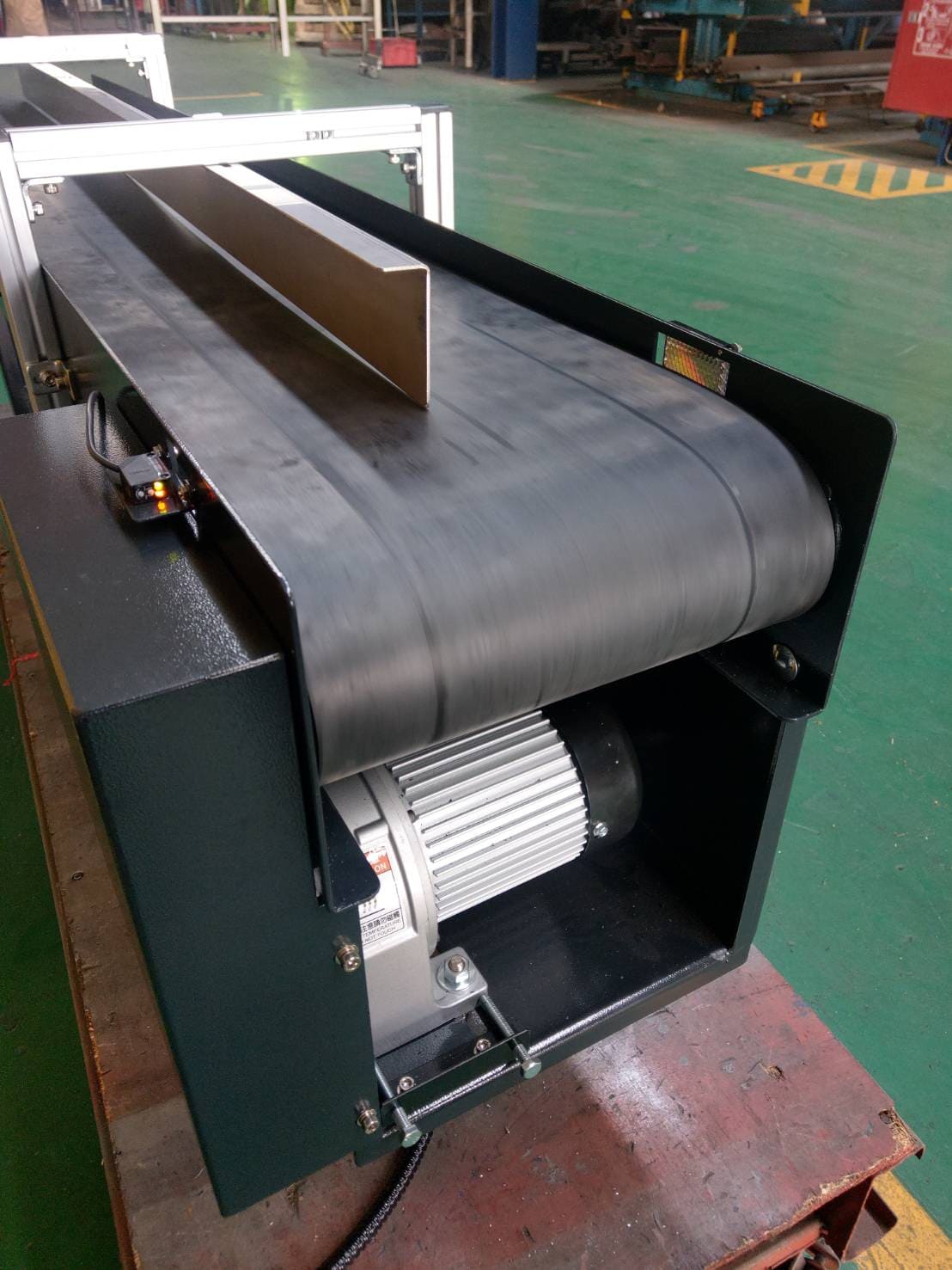 Steel plate rubber belt flat conveyor - APL Conveyor Automatic Equipment Co., Ltd. Steel plate rubber belt flat conveyor - APL Conveyor Automatic Equipment Co., Ltd.