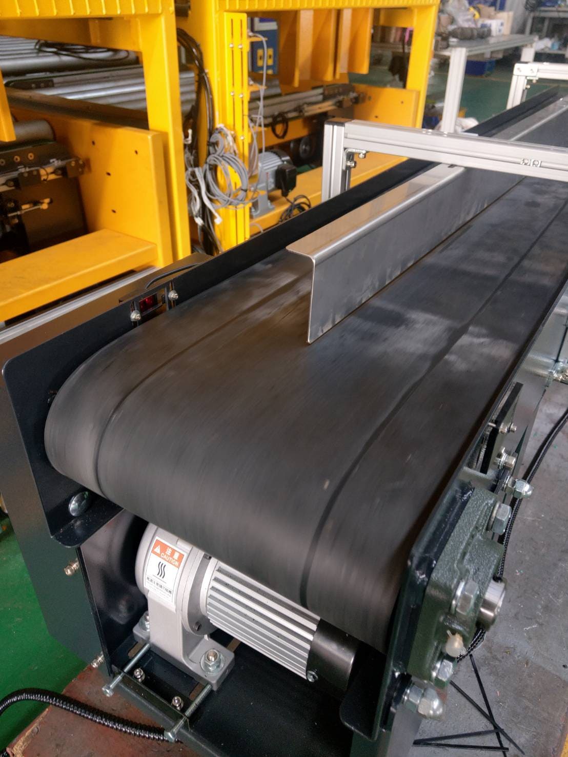 Steel plate rubber belt flat conveyor - APL Conveyor Automatic Equipment Co., Ltd. Steel plate rubber belt flat conveyor - APL Conveyor Automatic Equipment Co., Ltd.