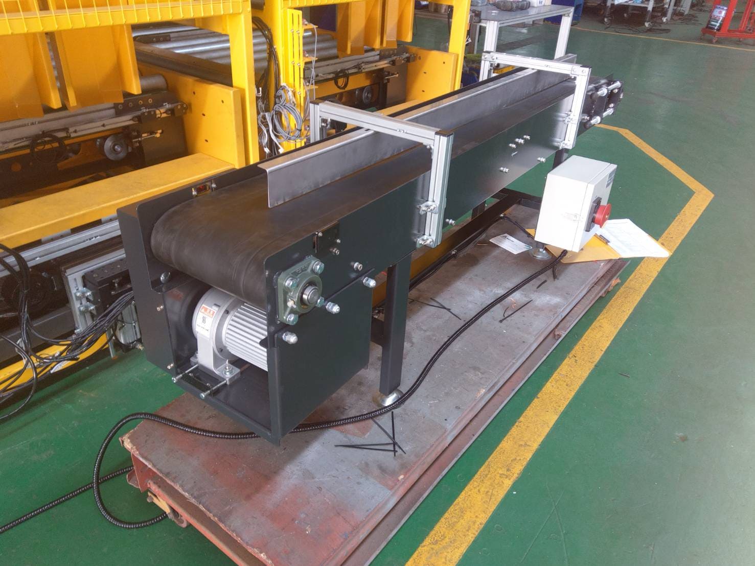 Steel plate rubber belt flat conveyor - APL Conveyor Automatic Equipment Co., Ltd. Steel plate rubber belt flat conveyor - APL Conveyor Automatic Equipment Co., Ltd.