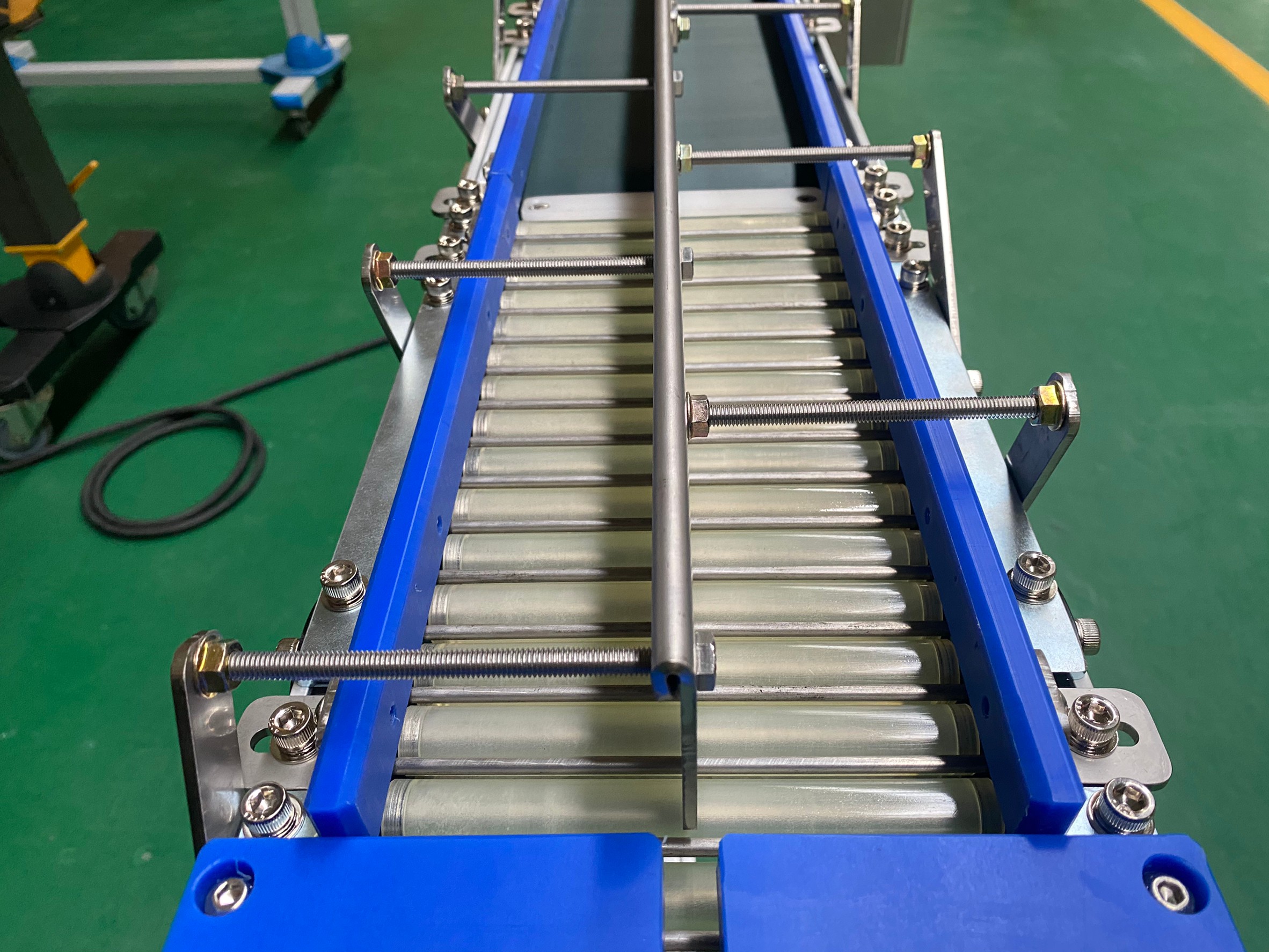 Aluminum extrusion belt with additional guide roller conveyor -Yuan Yu Conveyor Automatic Equipment Co., Ltd.