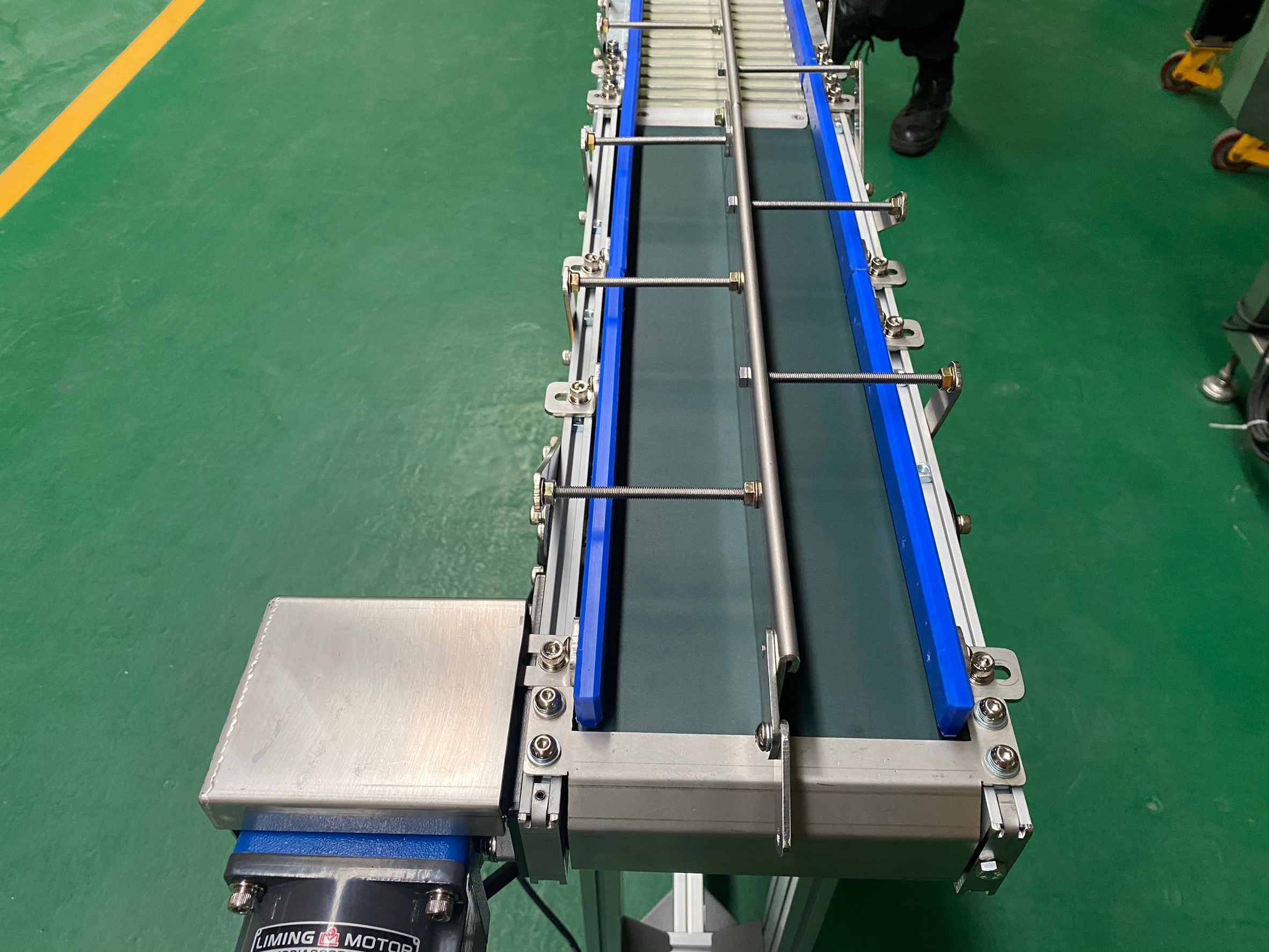 Aluminum extrusion belt with additional guide roller conveyor -Yuan Yu Conveyor Automatic Equipment Co., Ltd.