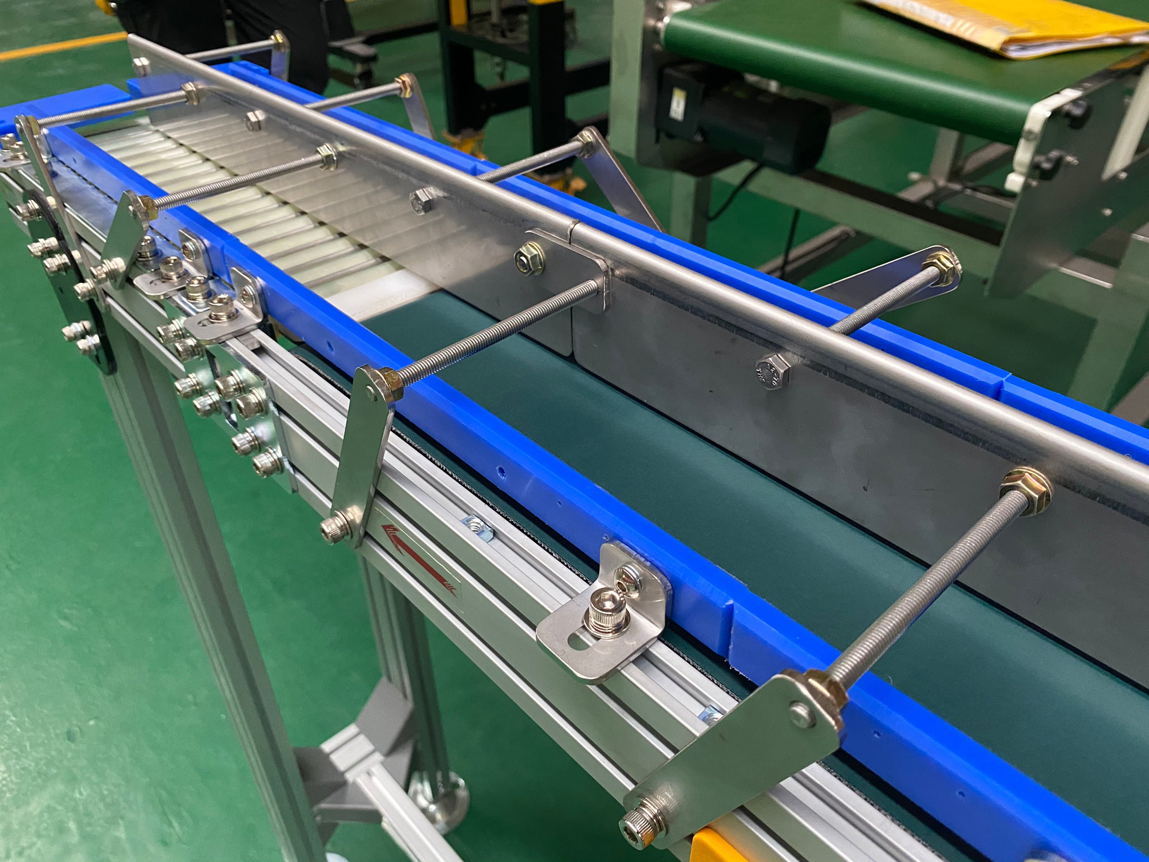 Aluminum extrusion belt with additional guide roller conveyor -Yuan Yu Conveyor Automatic Equipment Co., Ltd.