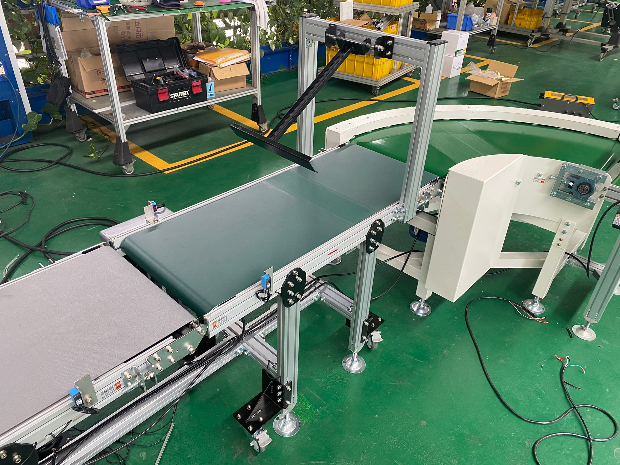 Overturning flat conveyor - Yuan Yu Conveyor Automatic Equipment Co., Ltd.