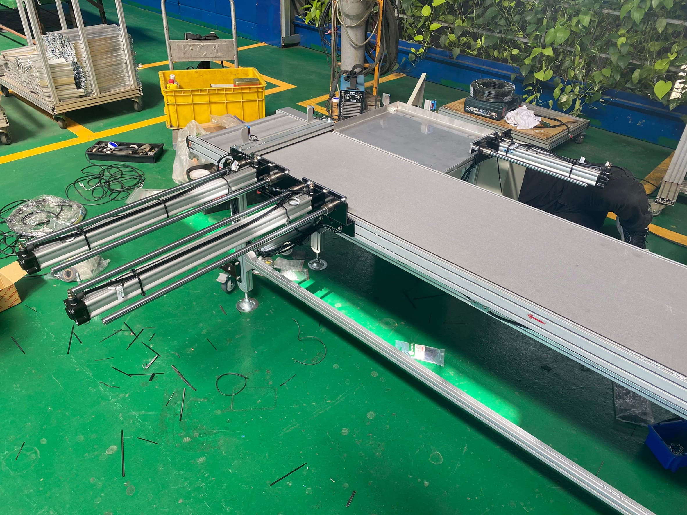 Overturning flat conveyor - Yuan Yu Conveyor Automatic Equipment Co., Ltd.