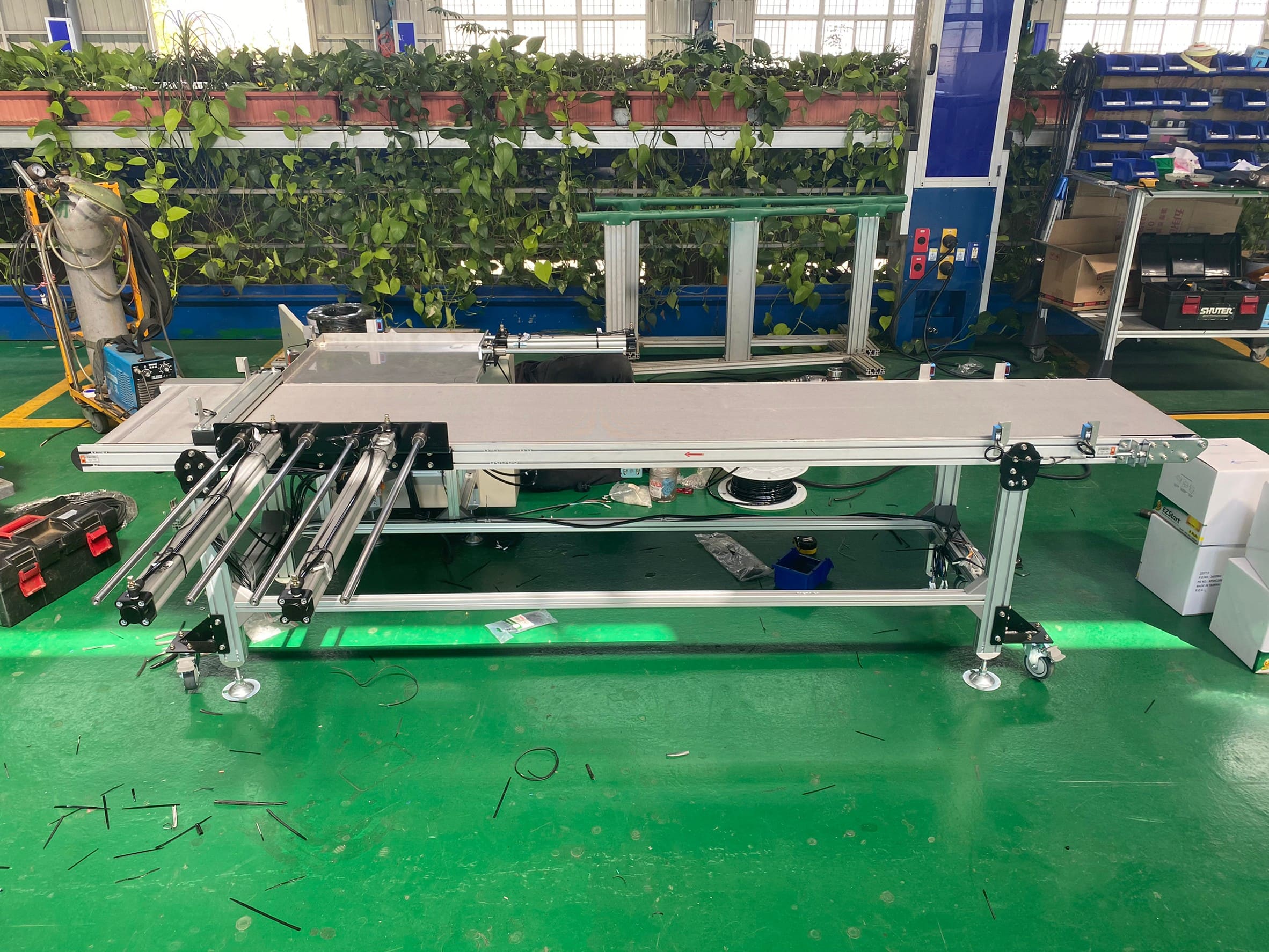 Overturning flat conveyor - Yuan Yu Conveyor Automatic Equipment Co., Ltd.